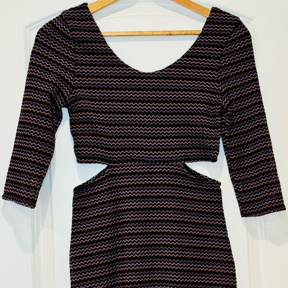 Lovers and Friends Lovers+Friends Love Connection Cutout Chevron Dress Size S / US 4 / IT 40 - 9 Thumbnail
