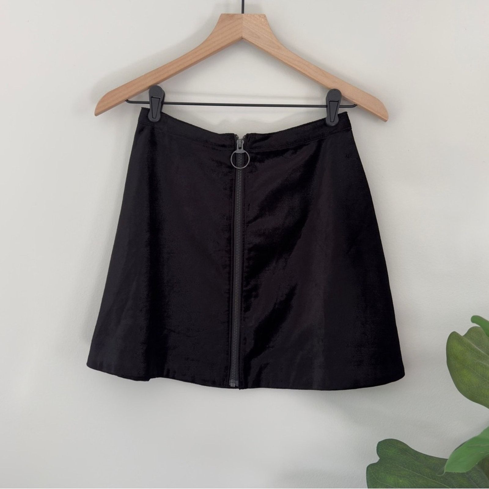 Free People Free People Black Velvet Circle Zipper Front Mini Skirt Zip Size 26" / US 2 / IT 38 - 2 Thumbnail