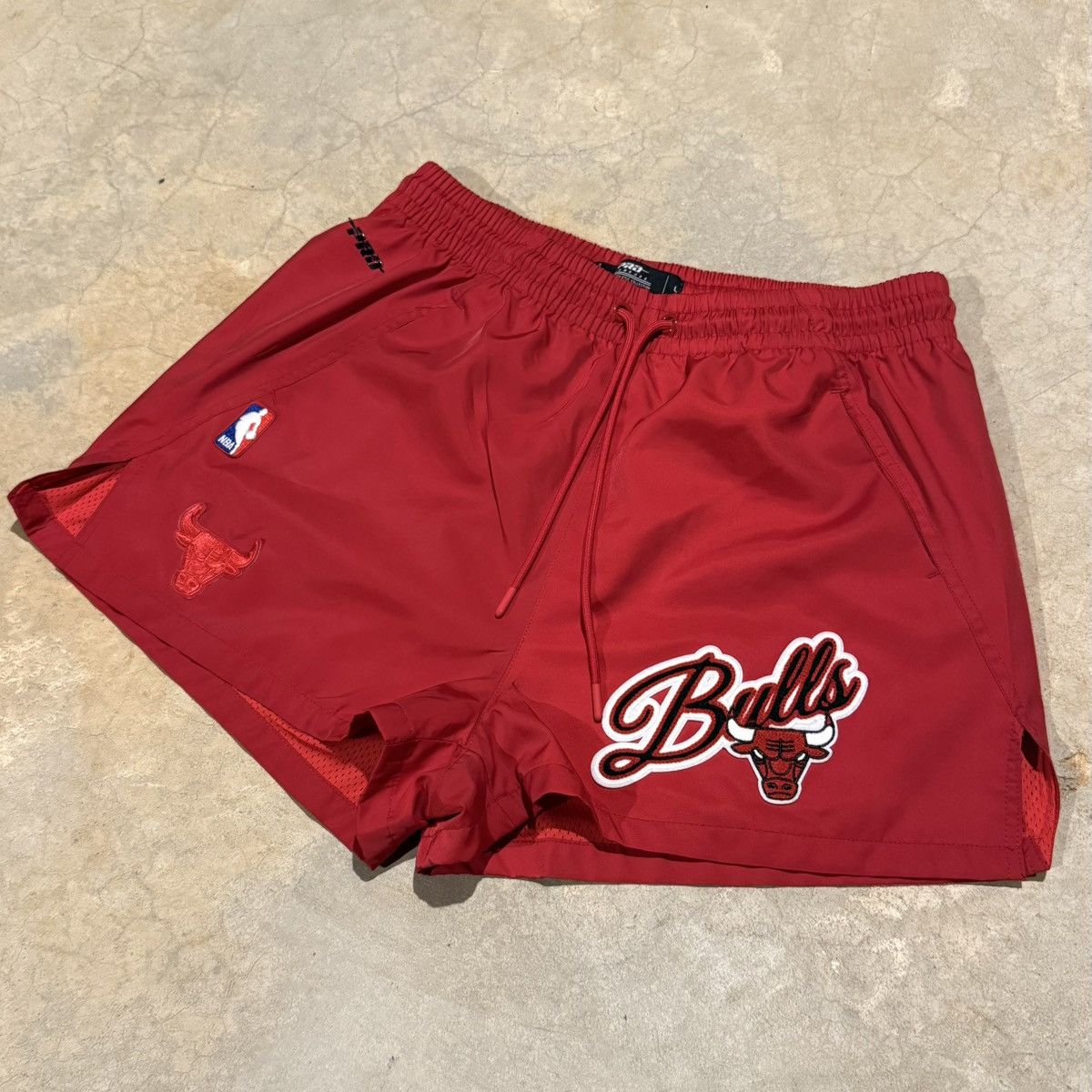 Pro Standard Vintage Chicago Bulls NBA Patched Nylon Shorts Size US 32 / EU 48 - 2 Thumbnail