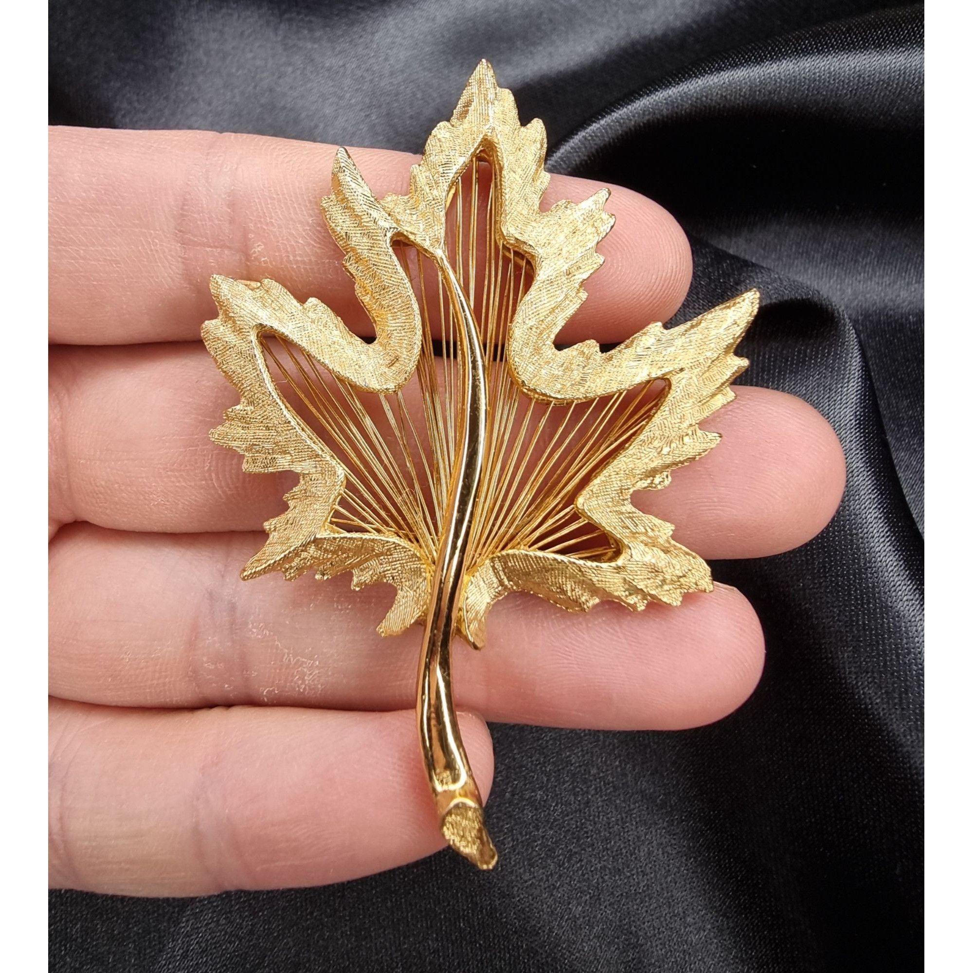 Monet Vintage MONET Gold-Tone Leaf Brooch Pin Maple Leaf Design El Size ONE SIZE - 4 Thumbnail