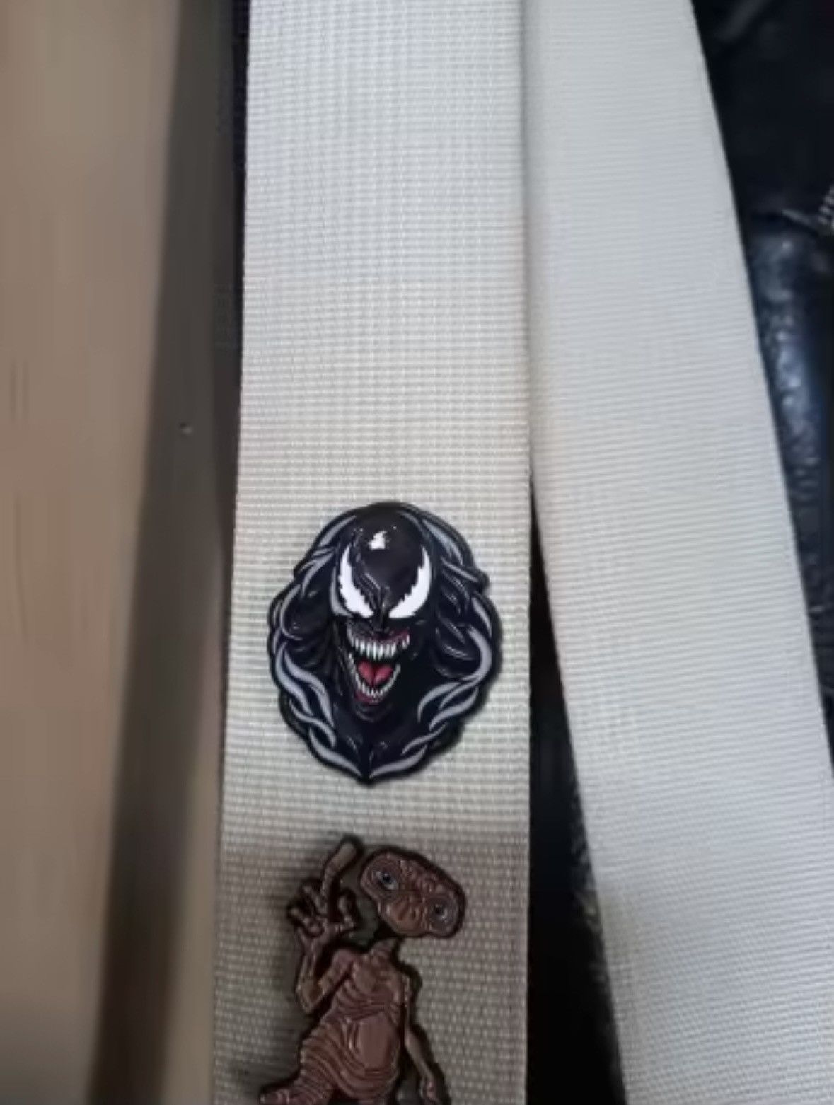 Designer Pin badge on backpack costume accessories Size ONE SIZE - 3 Thumbnail