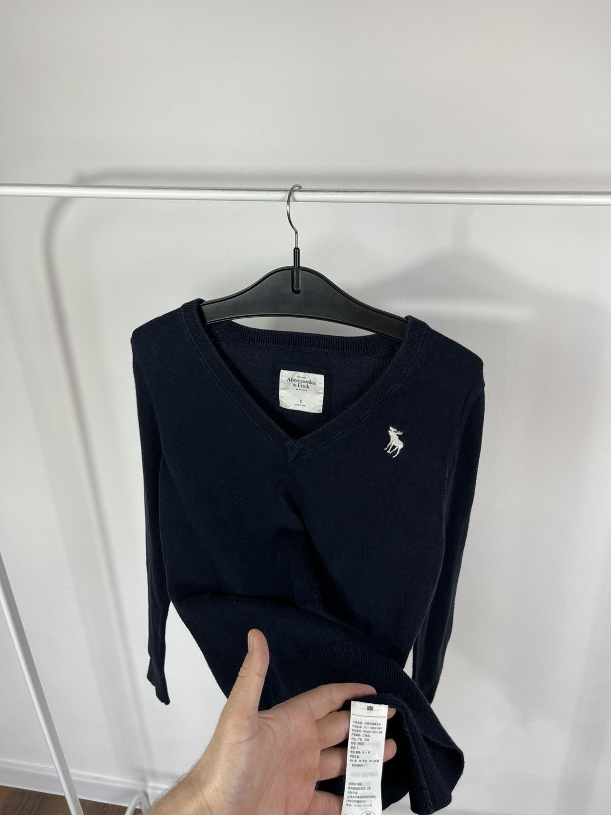Abercrombie & Fitch Abercrombie Fitch Navy V Neck Knit Sweater Moose Logo Size S Size US S / EU 44-46 / 1 - 7 Thumbnail