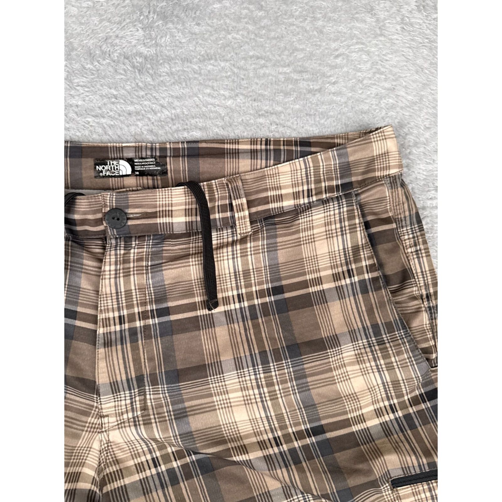 The North Face VINTAGE The North Face Cargo Shorts Men Beige Plaid 38 Polyester Blend Inseam 10 in Zip Pocket Logo Casual All Season Mens Size US 38 / EU 54 - 5 Thumbnail