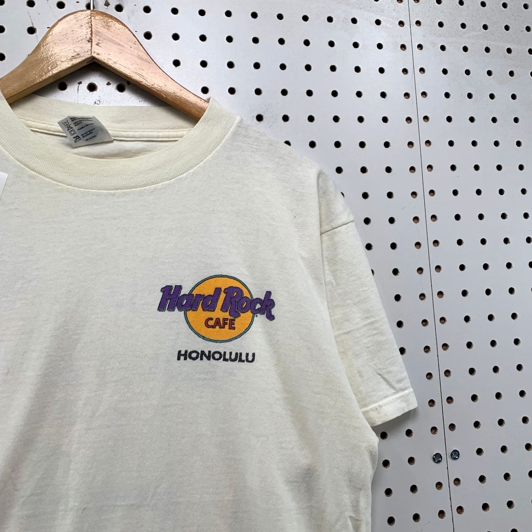 Hard Rock Cafe VINTAGE Hard Rock Honolulu Shirt Mens L White Surfboard Single Stitch USA Shirt Mens L White Surfboard 90s Beach Size US L / EU 52-54 / 3 - 7 Thumbnail