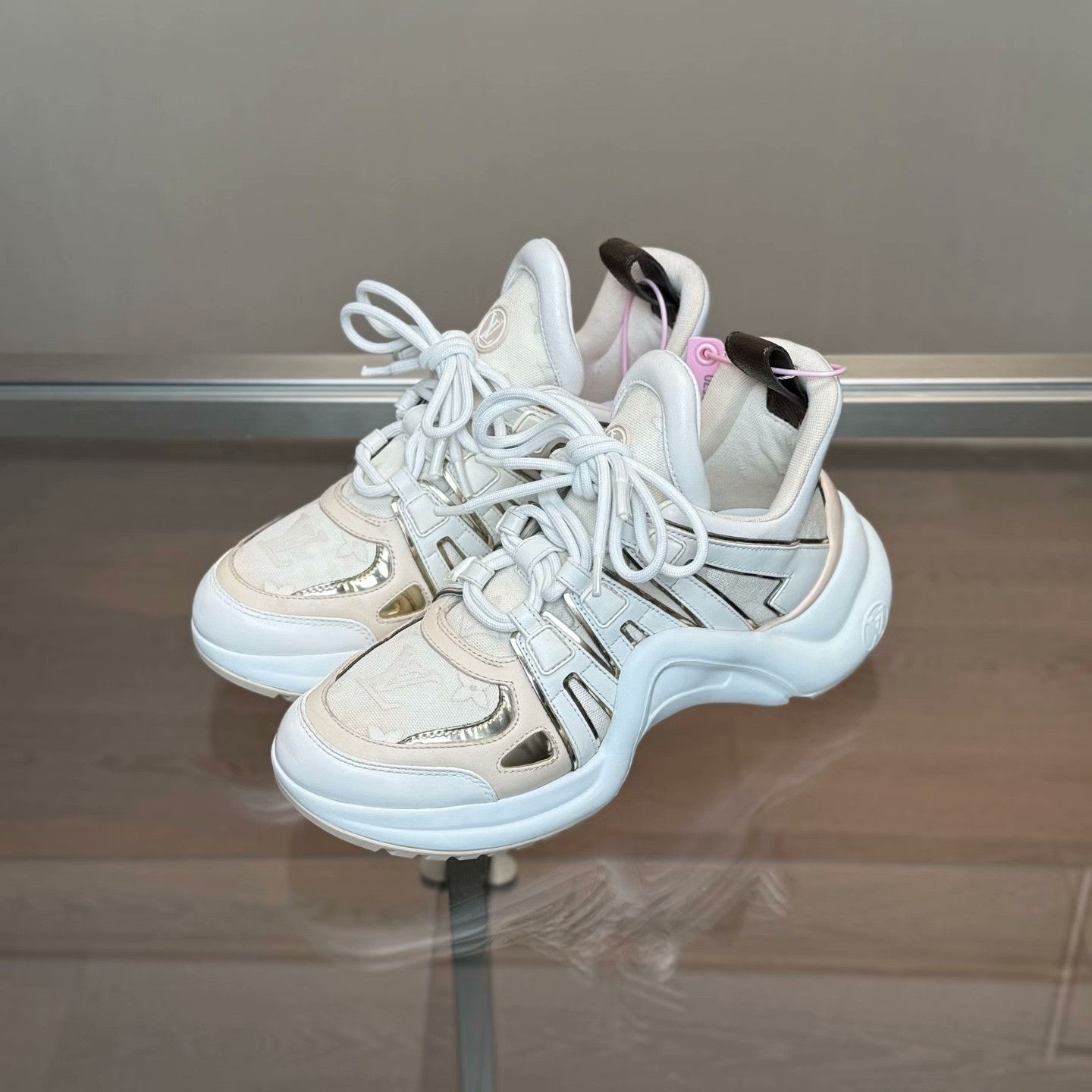 Louis Vuitton Louis Vuitton White Lowtop Sneakers 37 Women Size US 6.5 / IT 36.5 - 1 Thumbnail