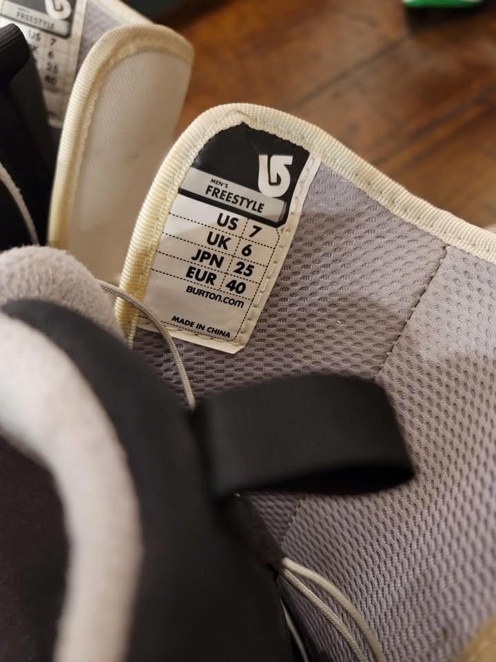 Designer Burton Freestyle snowboarding boots Size ONE SIZE - 3 Thumbnail