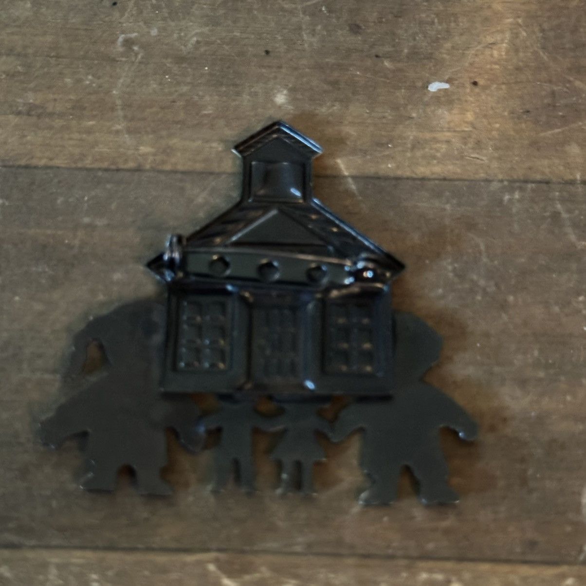 Vintage Vintage schoolhouse with teachers and students brooch Size ONE SIZE - 3 Thumbnail