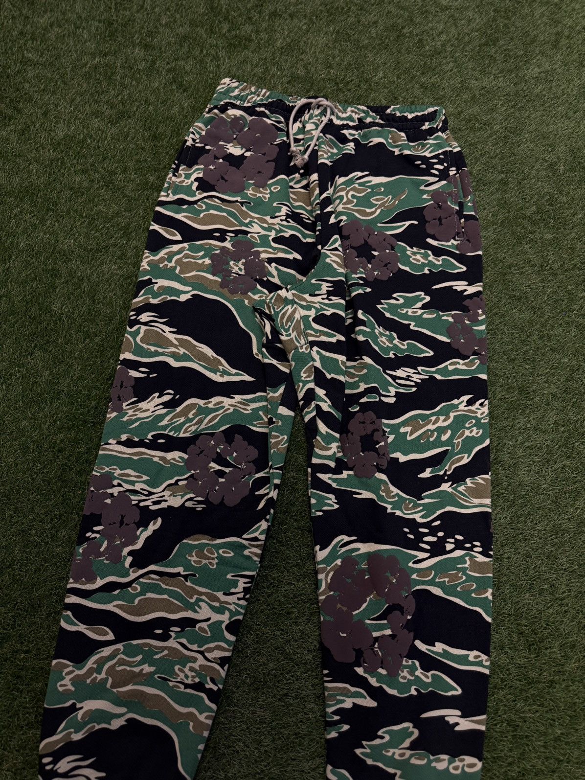 DENIM TEARS Denim Tears Cotton Wreath Camo Sweatpants Size XXL NEW Size US 36 / EU 52 - 3 Thumbnail