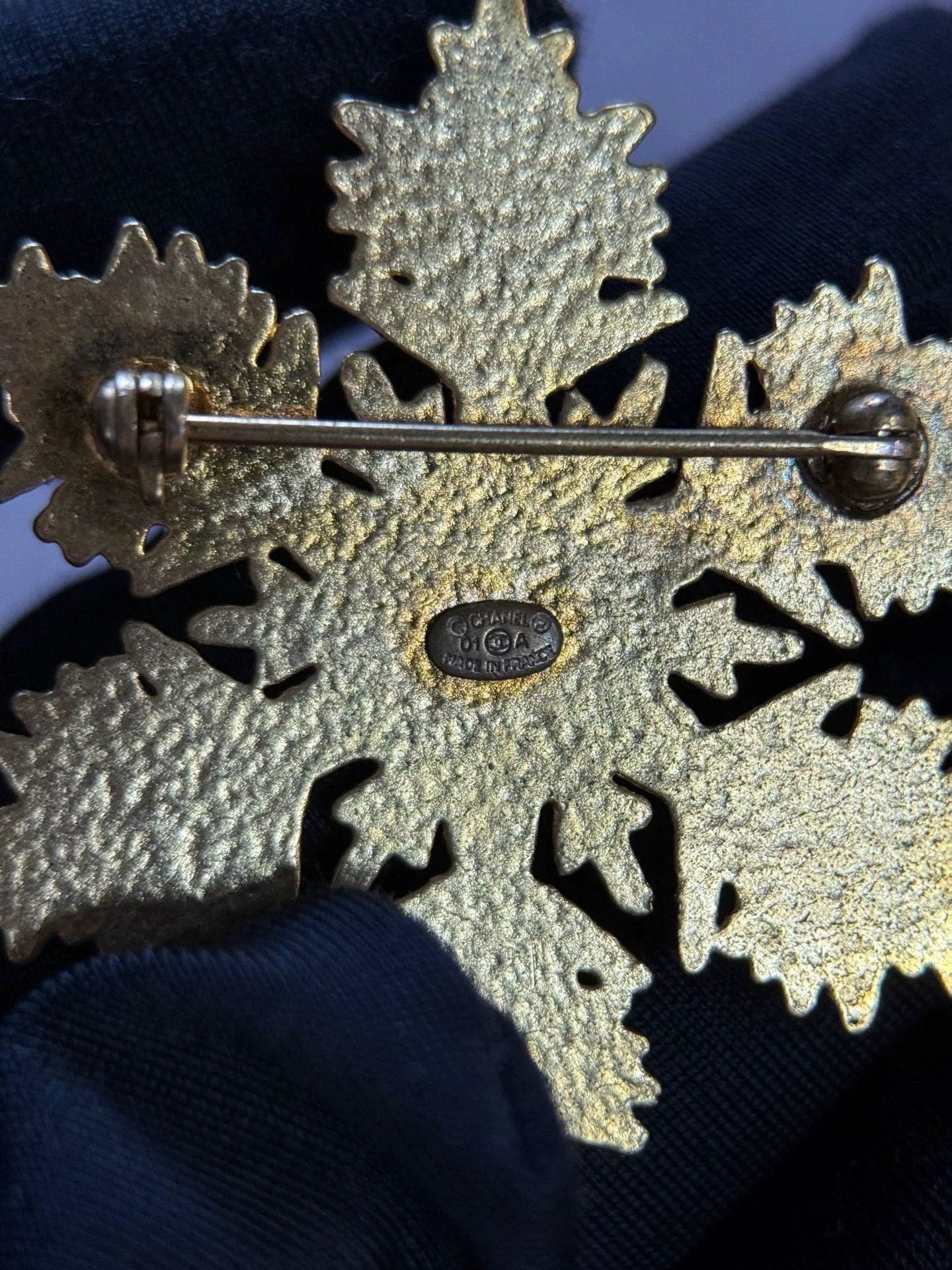 Chanel Chanel Gold Snowflake Logo Brooch Size US XXS / EU 40 - 3 Thumbnail