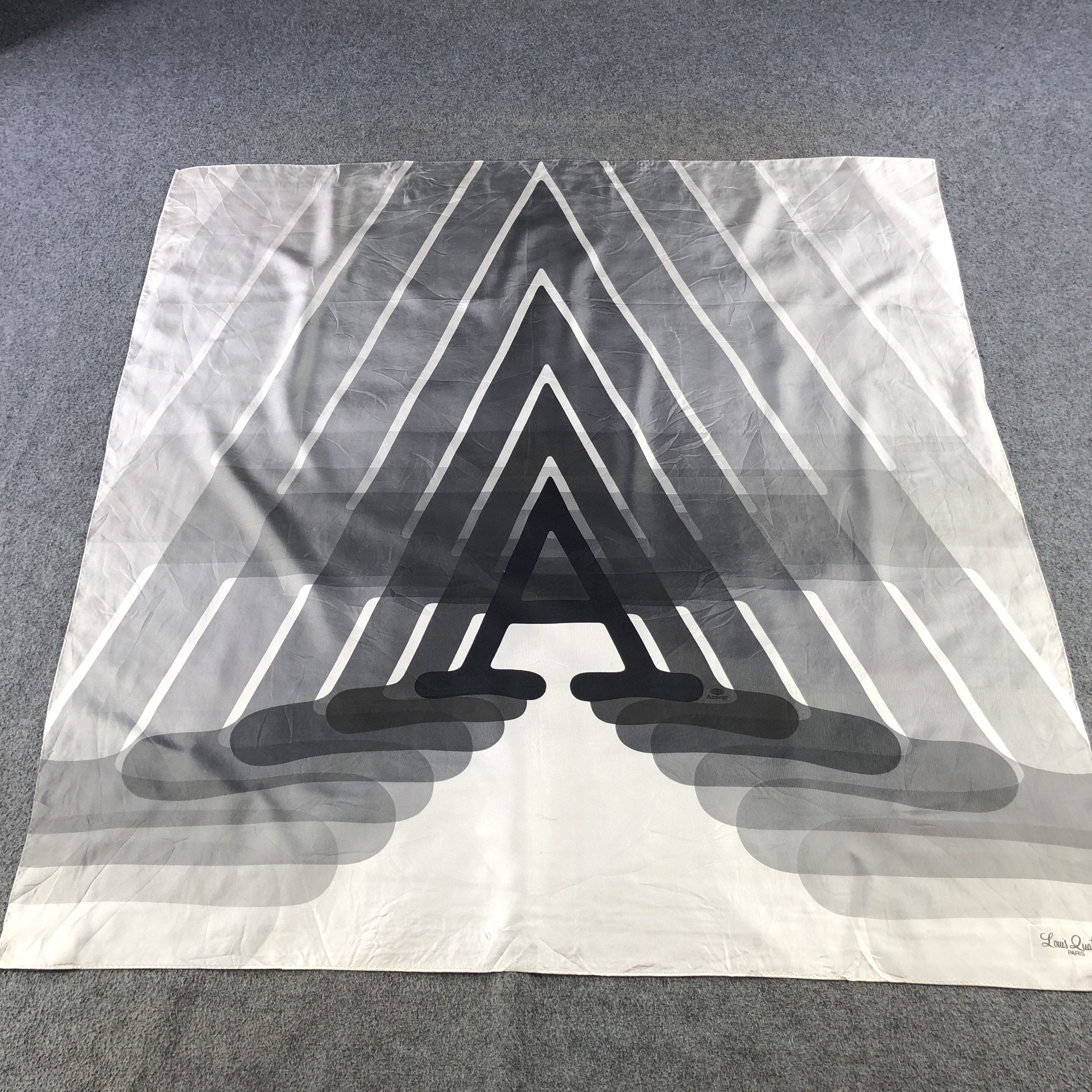 Japanese Brand Vintage Louis Quatorze Silk Scarf M1278 Size ONE SIZE - 2 Thumbnail