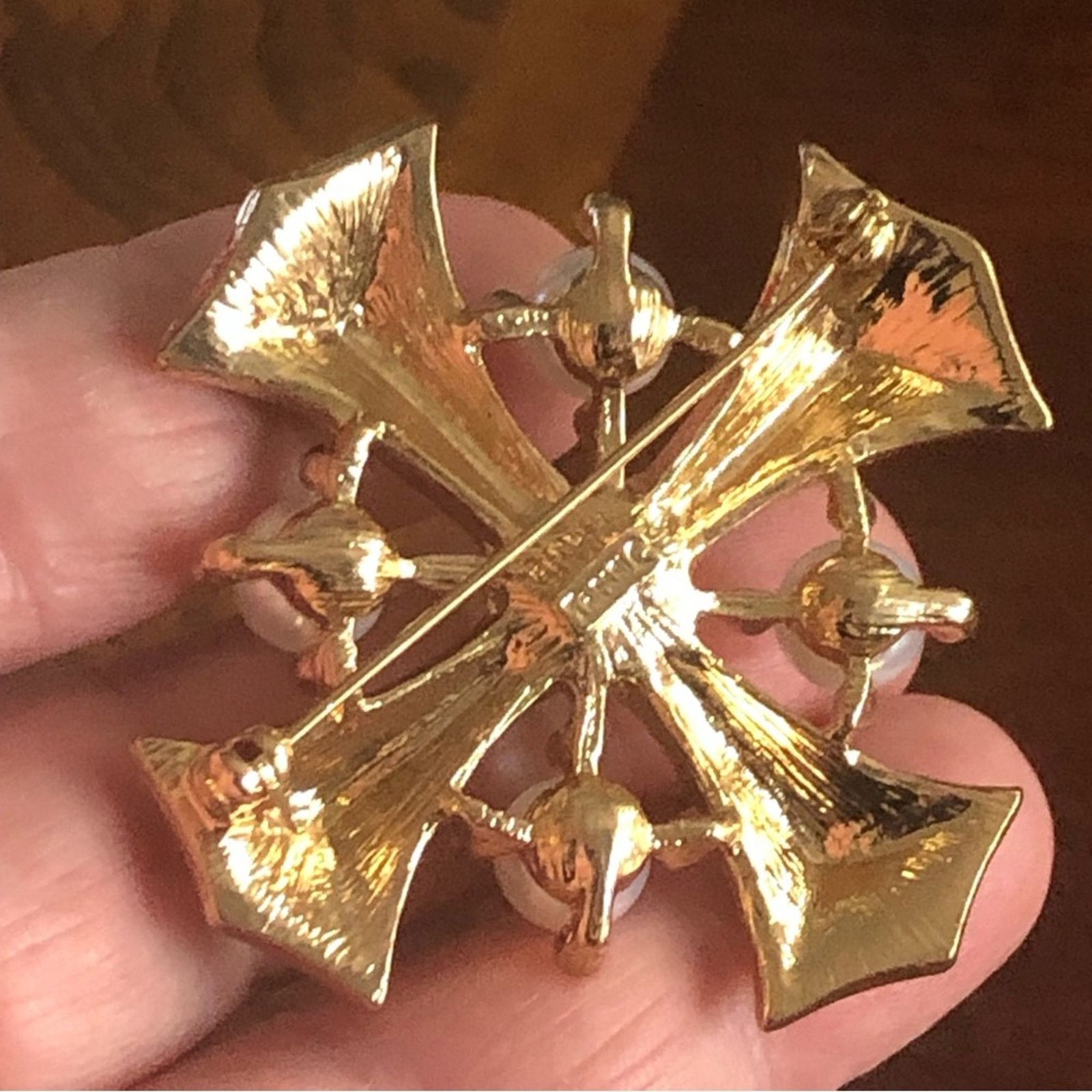 Vintage Vintage Trifari enamel and pearl Maltese cross brooch pin Size ONE SIZE - 6 Thumbnail