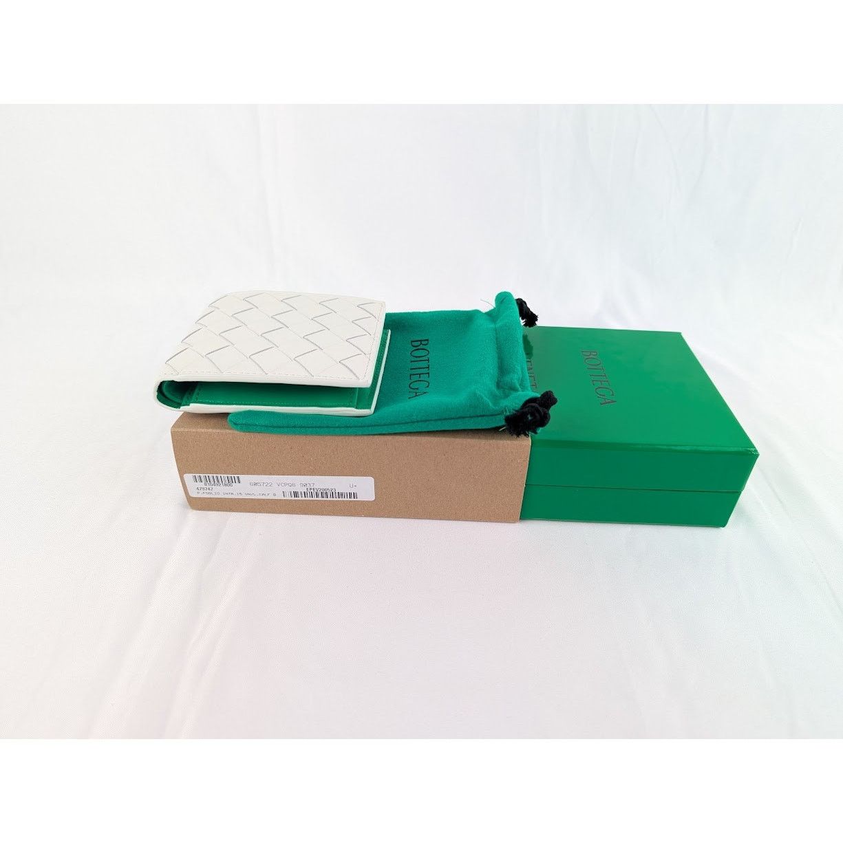 Bottega Veneta o1rshd1 Size: OS / Bi-Fold Wallet in White Size ONE SIZE - 9 Thumbnail