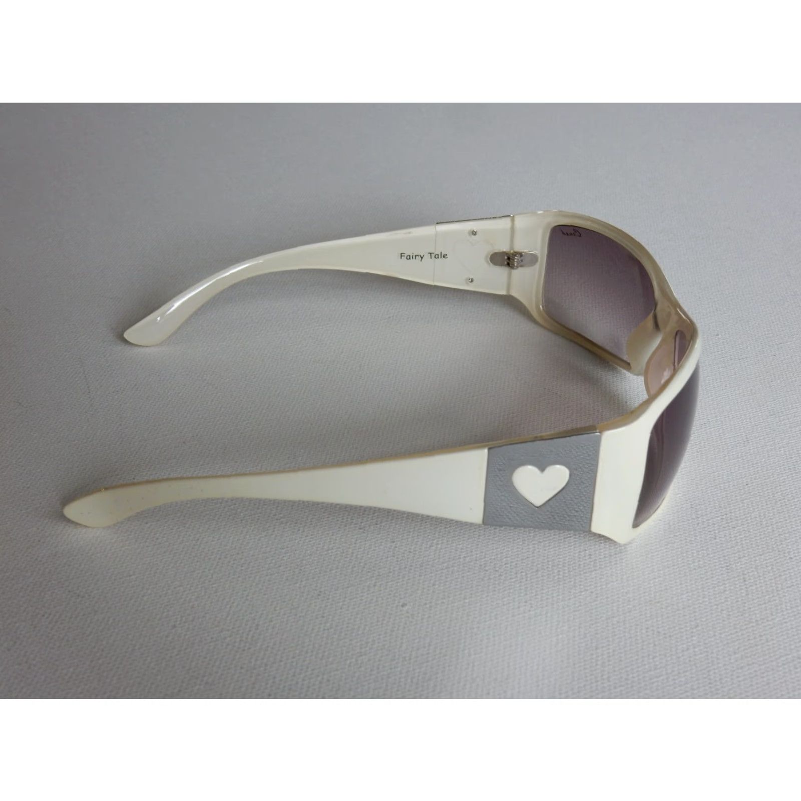 Vintage VINTAGE Crush Women's Sunglasses Fortress Fairy Tale Heart White Small Scratches Size ONE SIZE - 3 Thumbnail