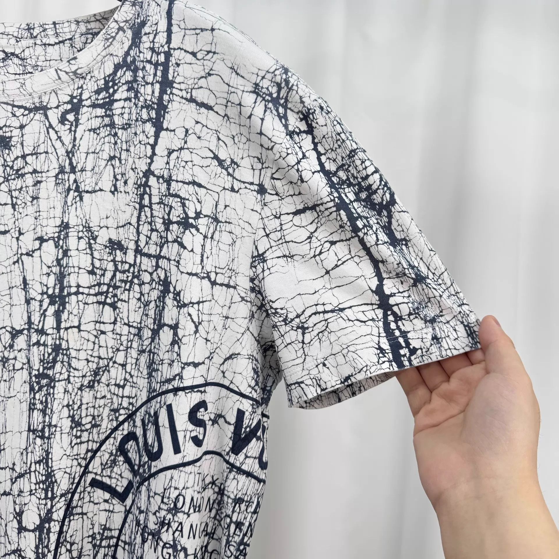 Louis Vuitton LV cracked print logo short sleeve Size S 98 New no tag Size US S / EU 44-46 / 1 - 4 Thumbnail