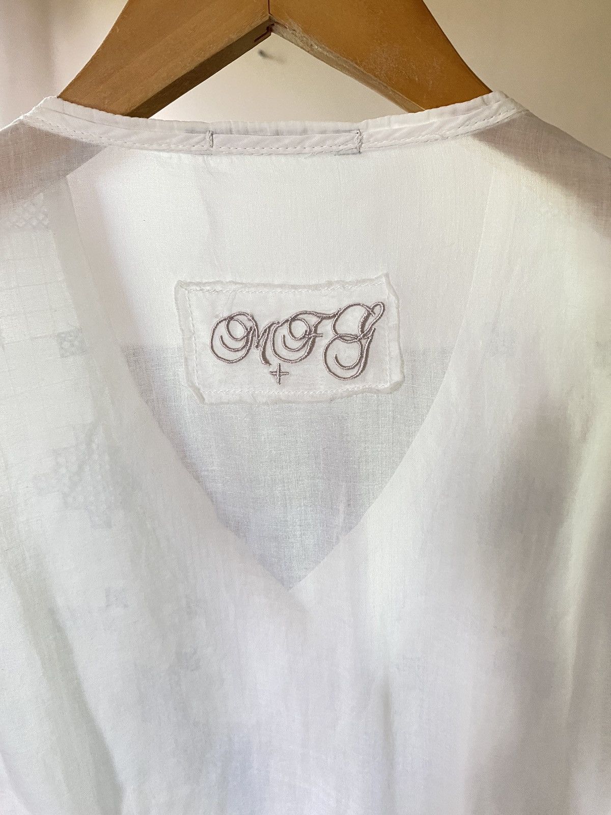 Marithe + Francois Girbaud MARITHE + FRANÇOIS GIRBAUD White shirt with blue embroidery Size M / US 6-8 / IT 42-44 - 8 Thumbnail