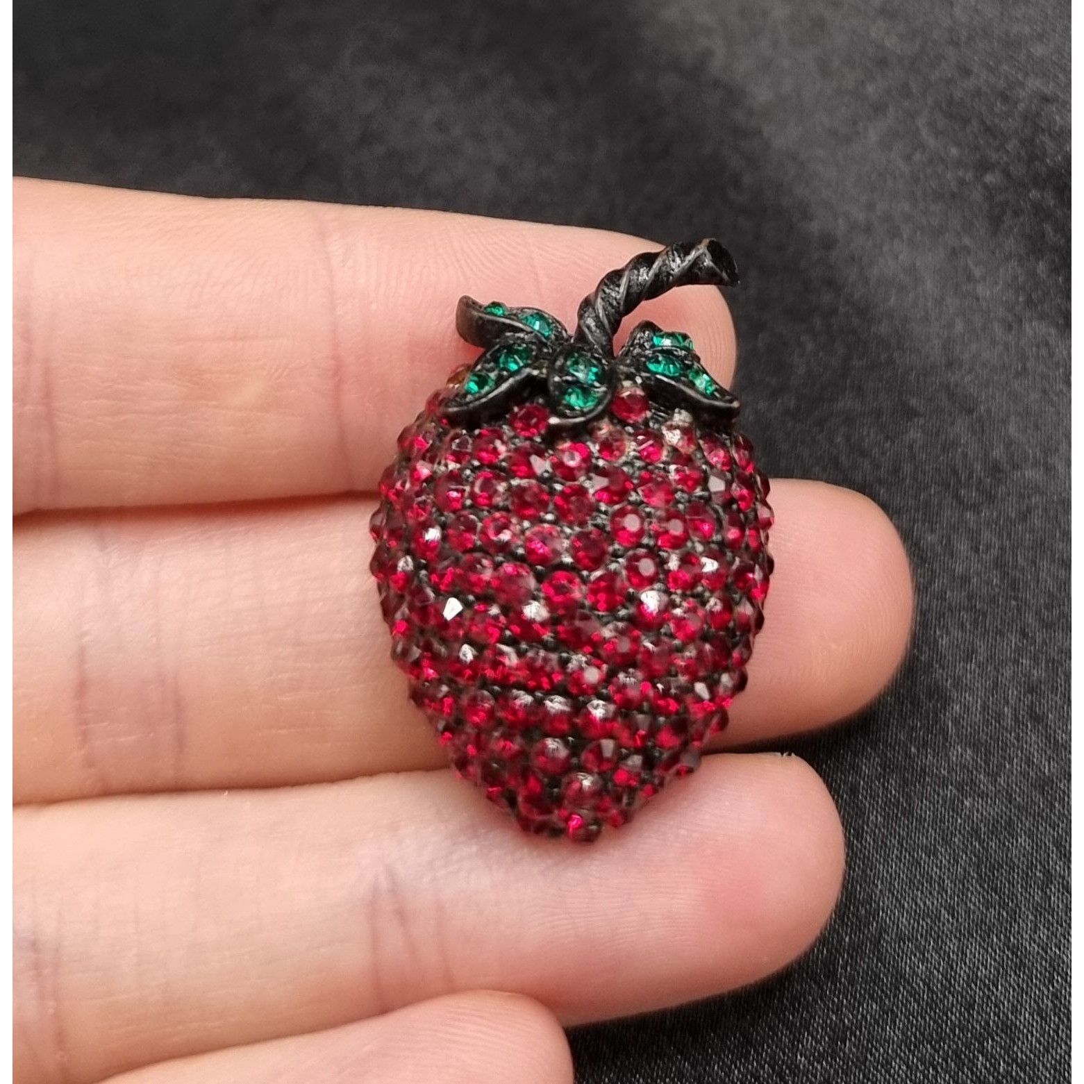Vintage Vintage Weiss 1960s Strawberry Red Rhinestone Brooch With Gr Size ONE SIZE - 4 Thumbnail