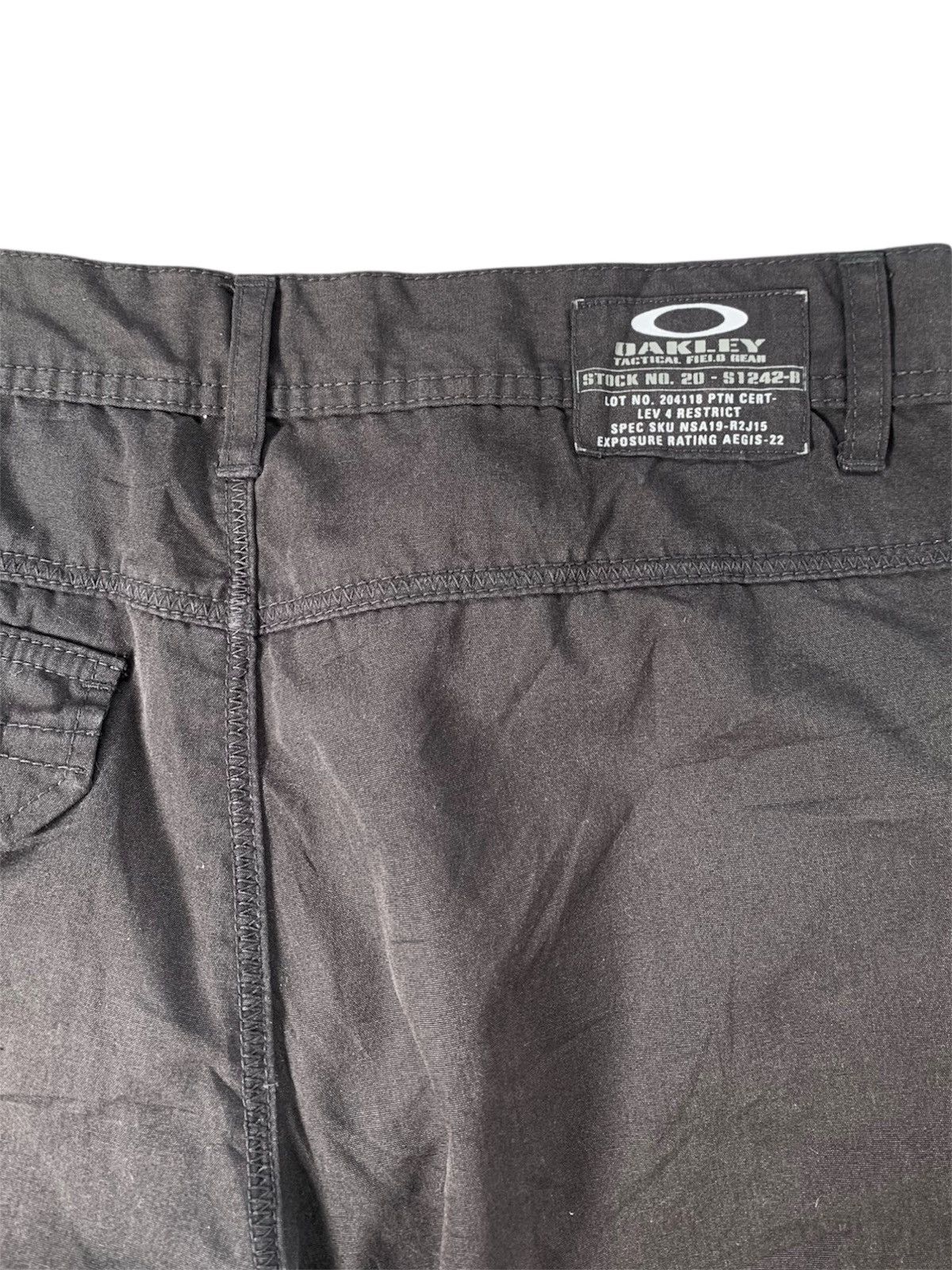 Oakley 🌑BLACKFRIDAY🌑 Vintage Y2K Oakley Cargo Shorts Size US 34 / EU 50 - 3 Thumbnail