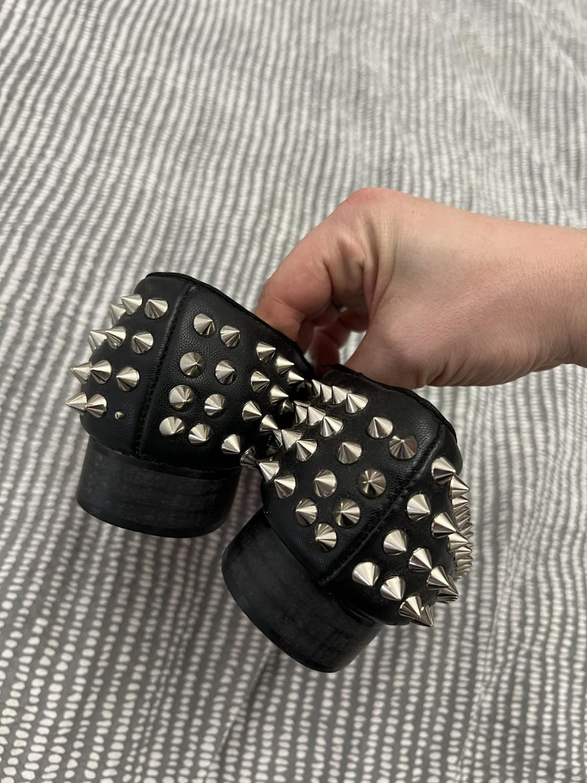 Christian Louboutin Christian Louboutin Black Spike Leather Slippers Sz 39 Size US 9 / IT 39 - 6 Thumbnail