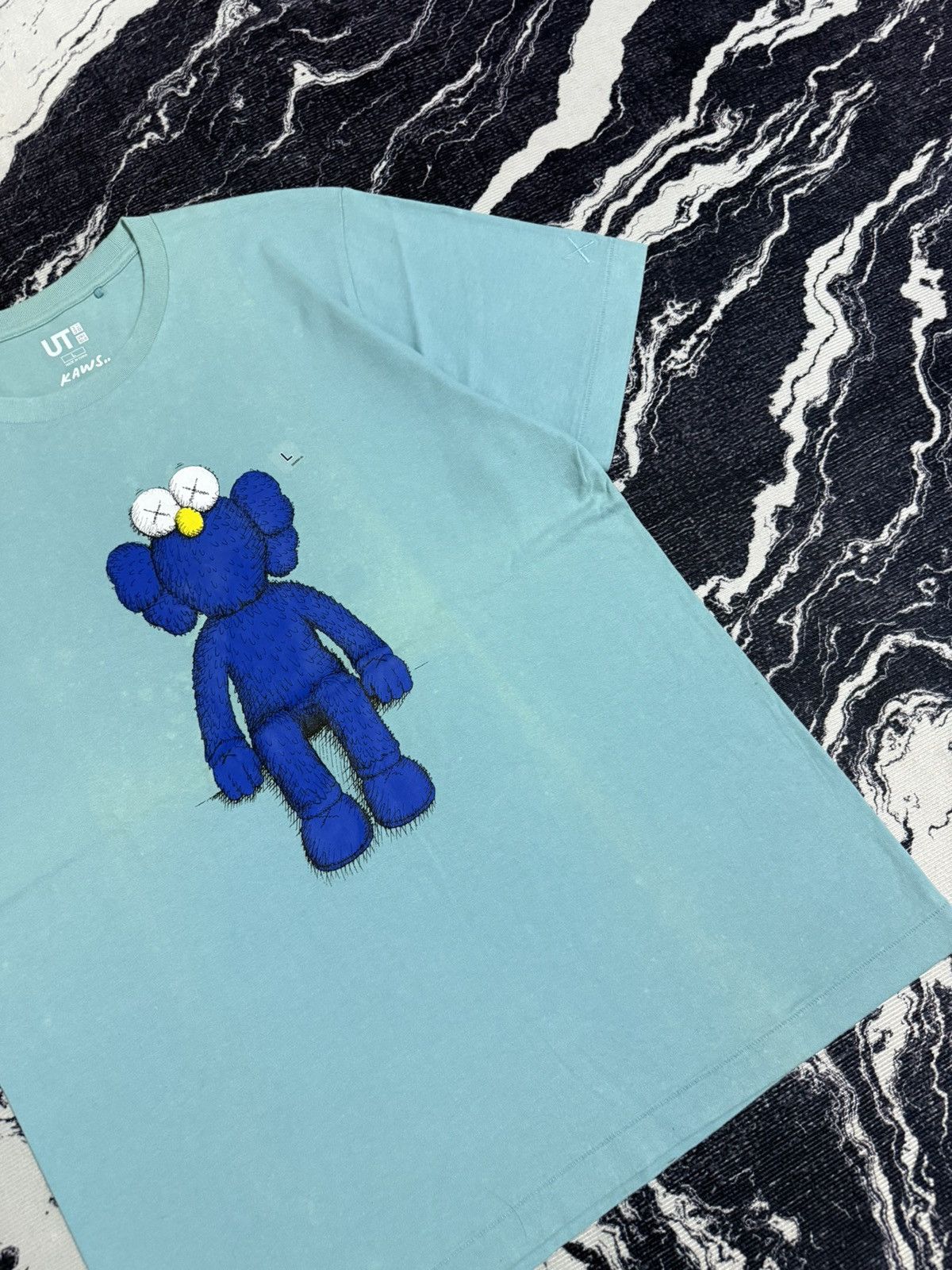 Kaws Uniqlo x kaws t shirt Size US S / EU 44-46 / 1 - 11 Thumbnail