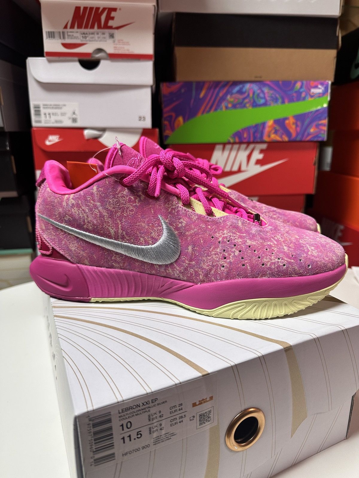 Nike New Lebron XXI The World Is Your Oyster Pin Size 10 US Men Size US 10 / EU 43 - 1 Thumbnail