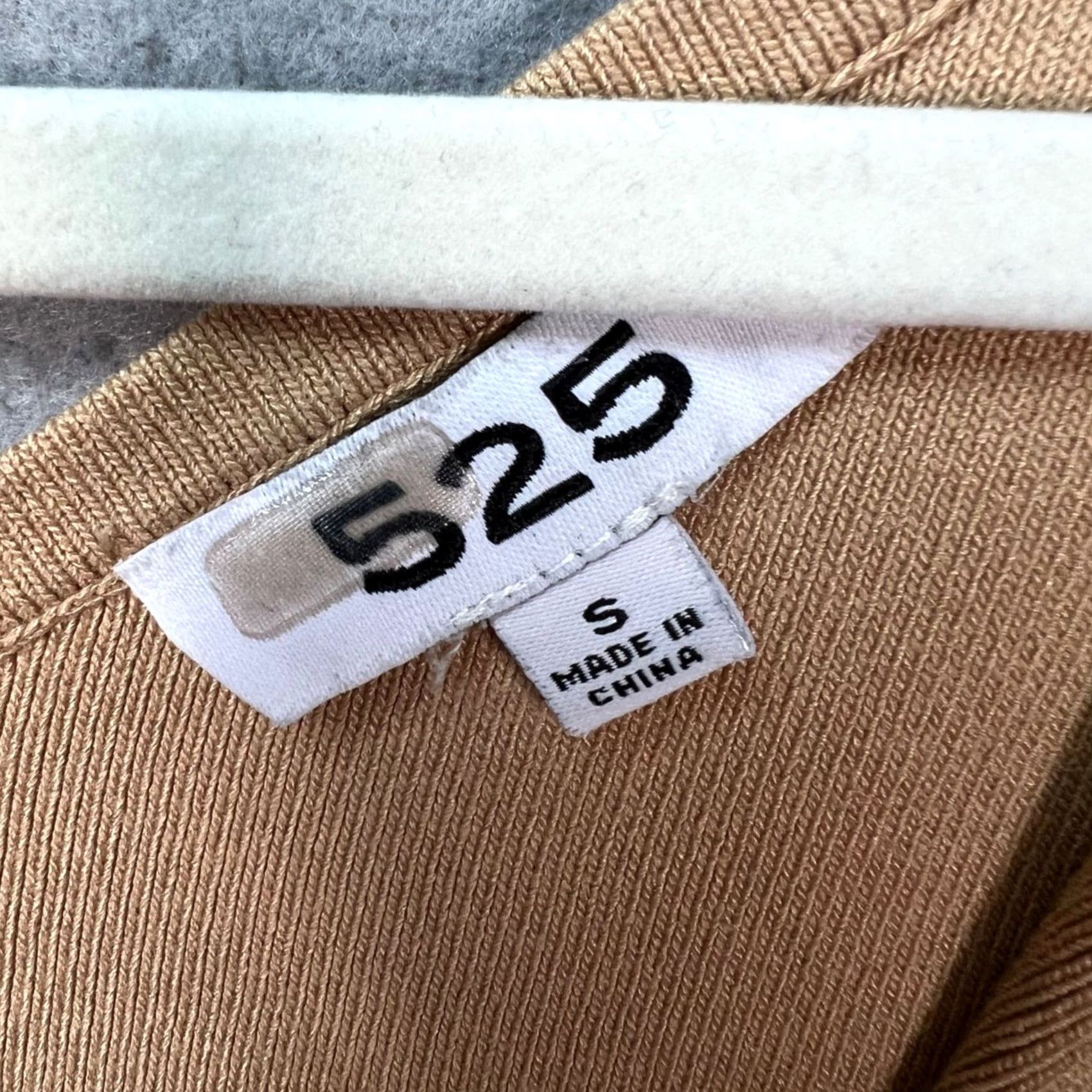 Vintage 525 America Womens Small Beige V-Neck Long Sleeve Knit Sweater Top Shirt Pullover Casual Winter Fall Spring Womens Size S / US 4 / IT 40 - 3 Thumbnail