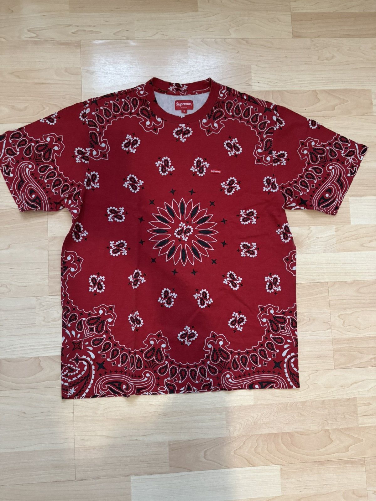 Supreme 2021 Supreme Red Bandana Tee Size US S / EU 44-46 / 1 - 1 Thumbnail