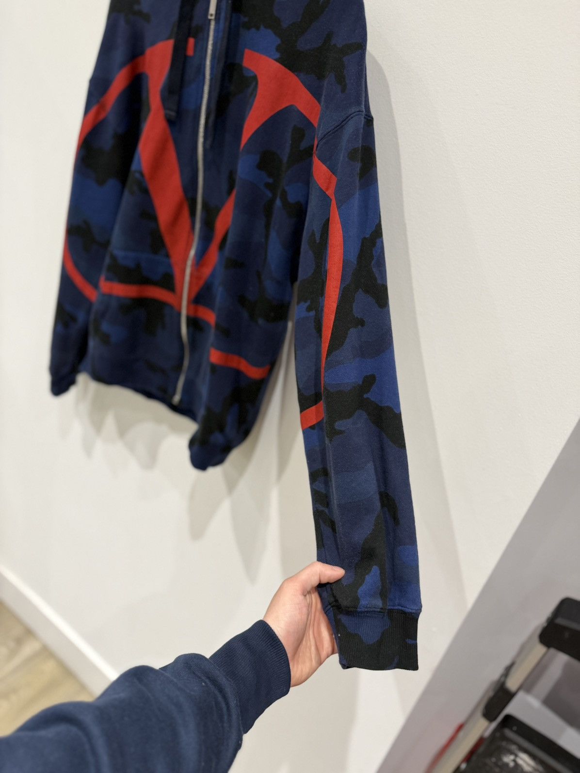 Valentino Valentino Camo V Logo Print Hoodie Navy Size: M Size US M / EU 48-50 / 2 - 4 Thumbnail