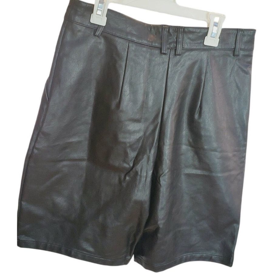 Express Express Black Faux Leather Pleated Tailored Shorts Size 4 Size 27" / US 4 / IT 40 - 2 Thumbnail
