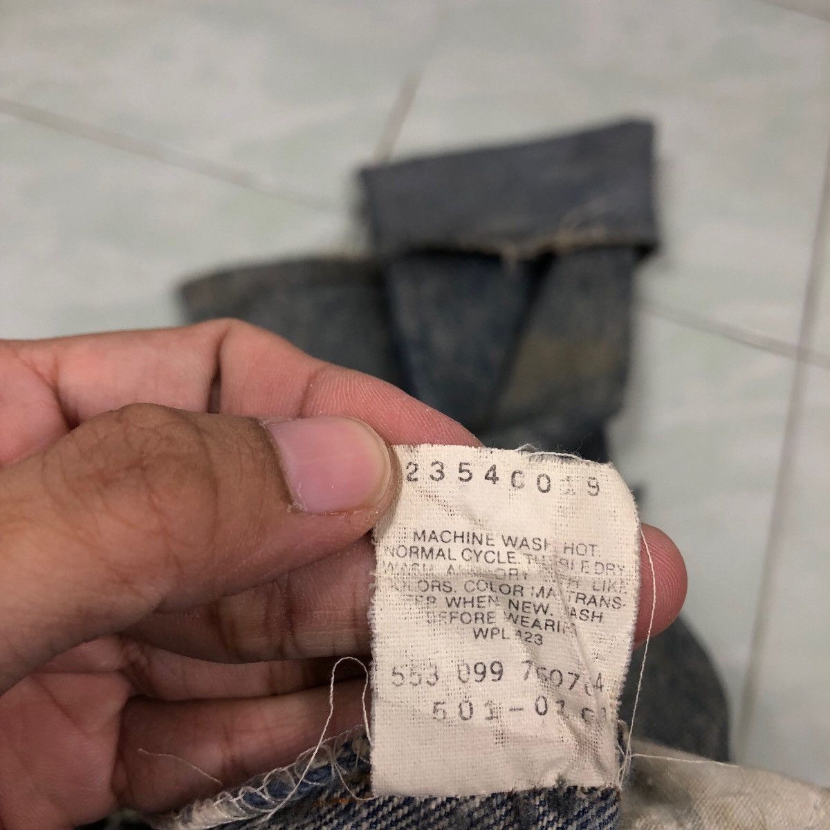 Levi's 🔥VINTAGE DENIM JEANS LEVI’S 501 DISTRESSED RUSTY DESIGN Size US 33 - 22 Thumbnail