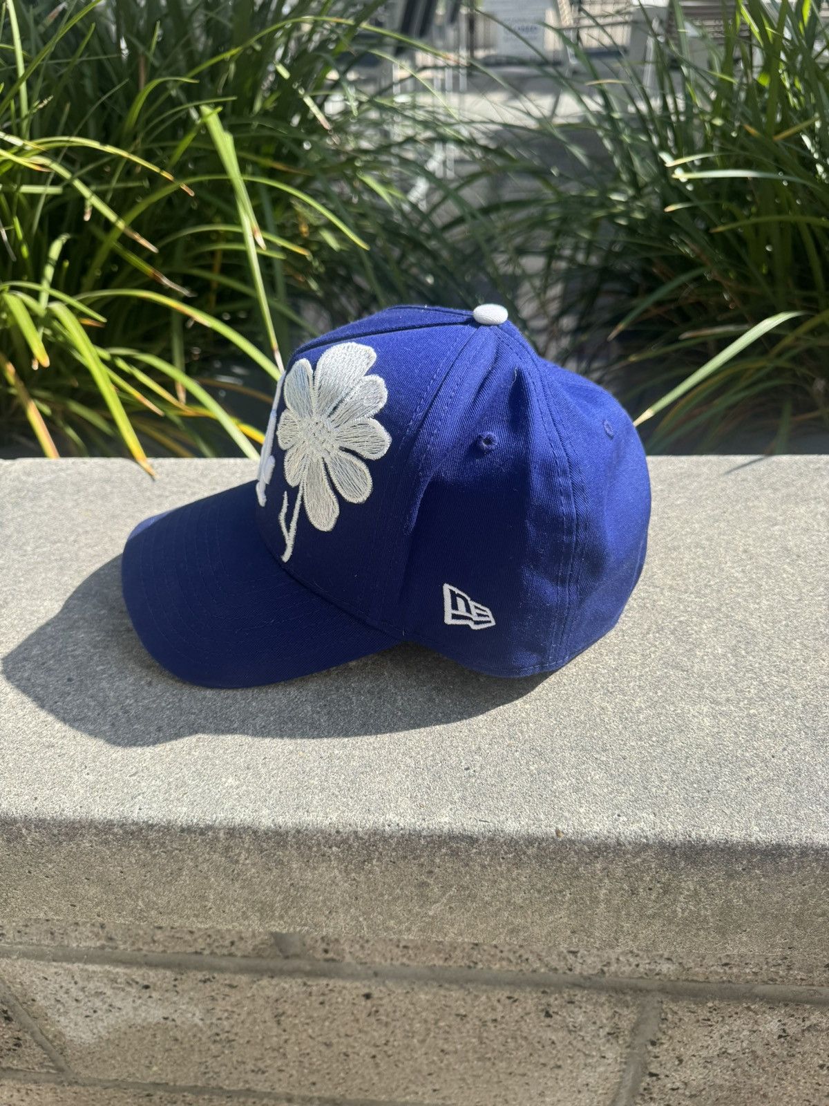 Other Royal blue LA snapback w/ single white embroidered flower Size ONE SIZE - 3 Thumbnail