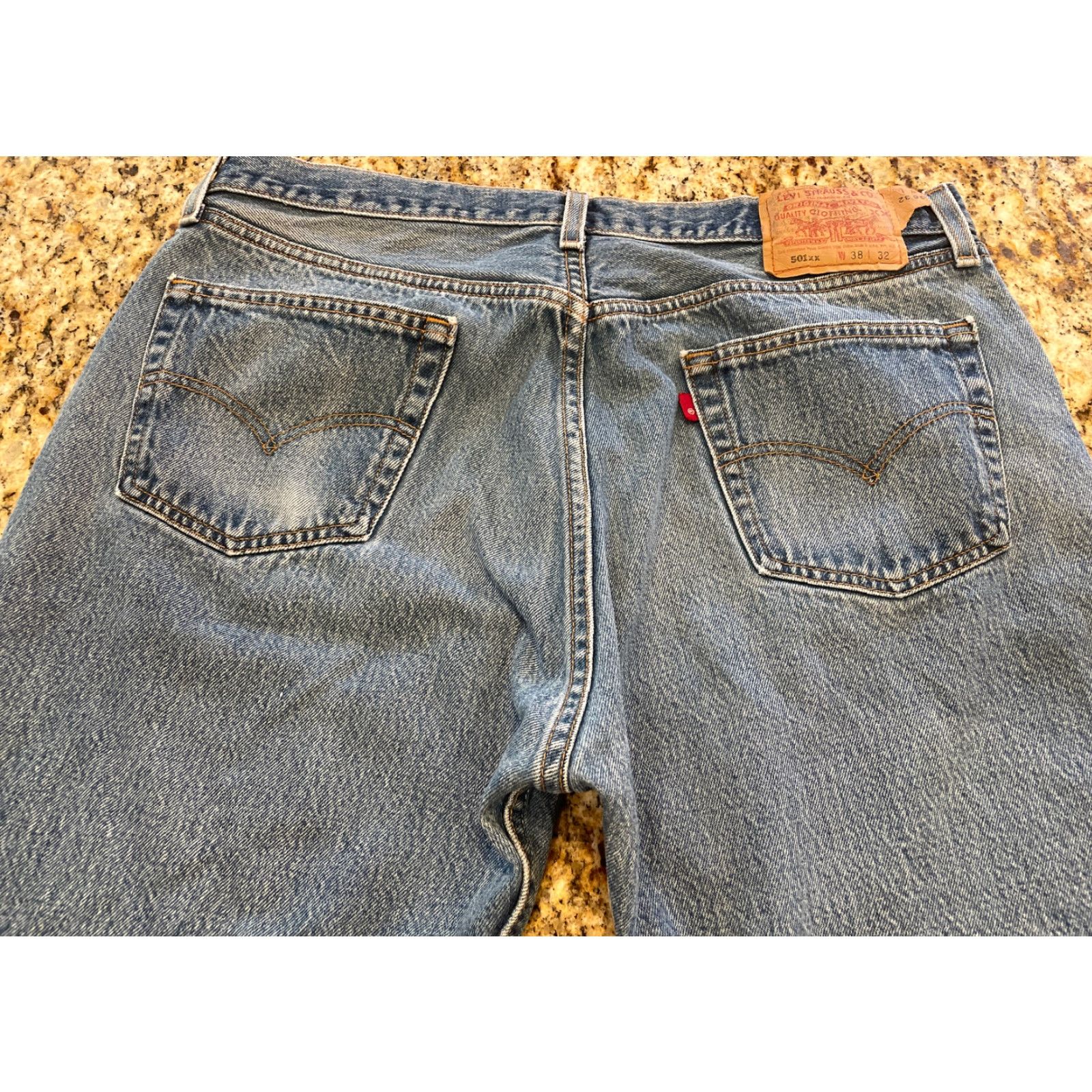 Levi's VINTAGE Levi's 501XX Jeans Mens Denim Button Fly 34x32 Mid Blue Wash 1980s USA Size US 38 / EU 54 - 7 Thumbnail
