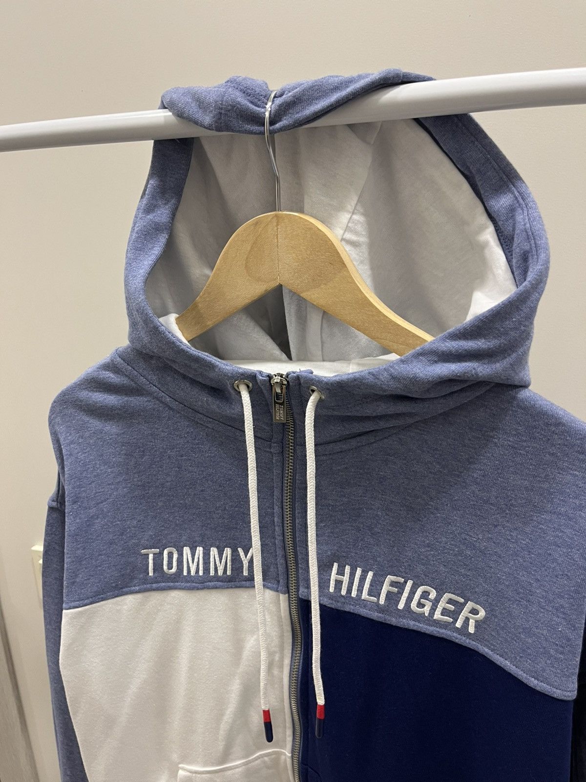Vintage Vintage Y2K Tommy Hilfiger Zip Hoodie Sweatshirt Size M / US 6-8 / IT 42-44 - 2 Thumbnail