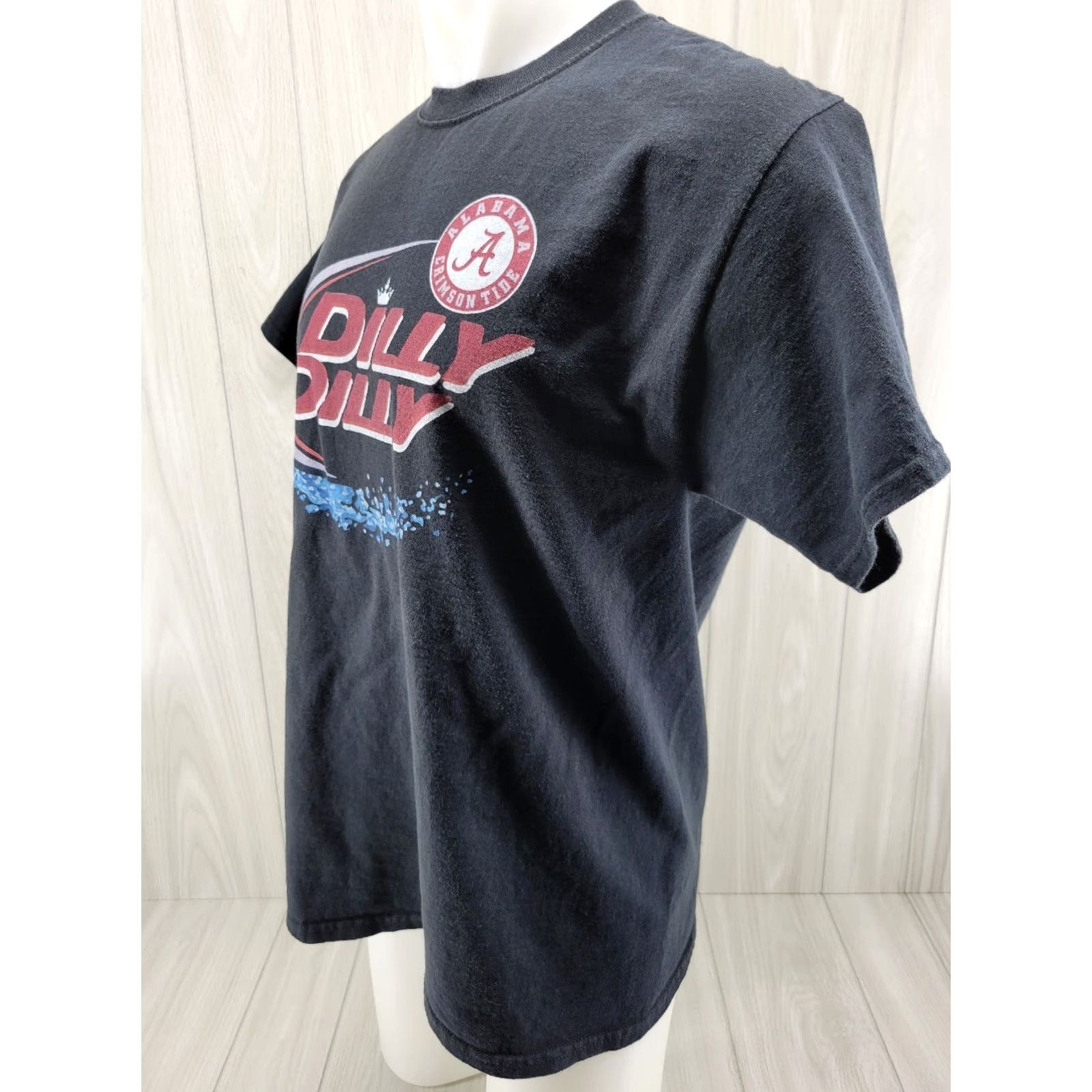 Gildan VINTAGE Alabama Crimson Tide Shirt Mens Large Black Short Sleeve Dilly Dilly Adult Size US L / EU 52-54 / 3 - 3 Thumbnail