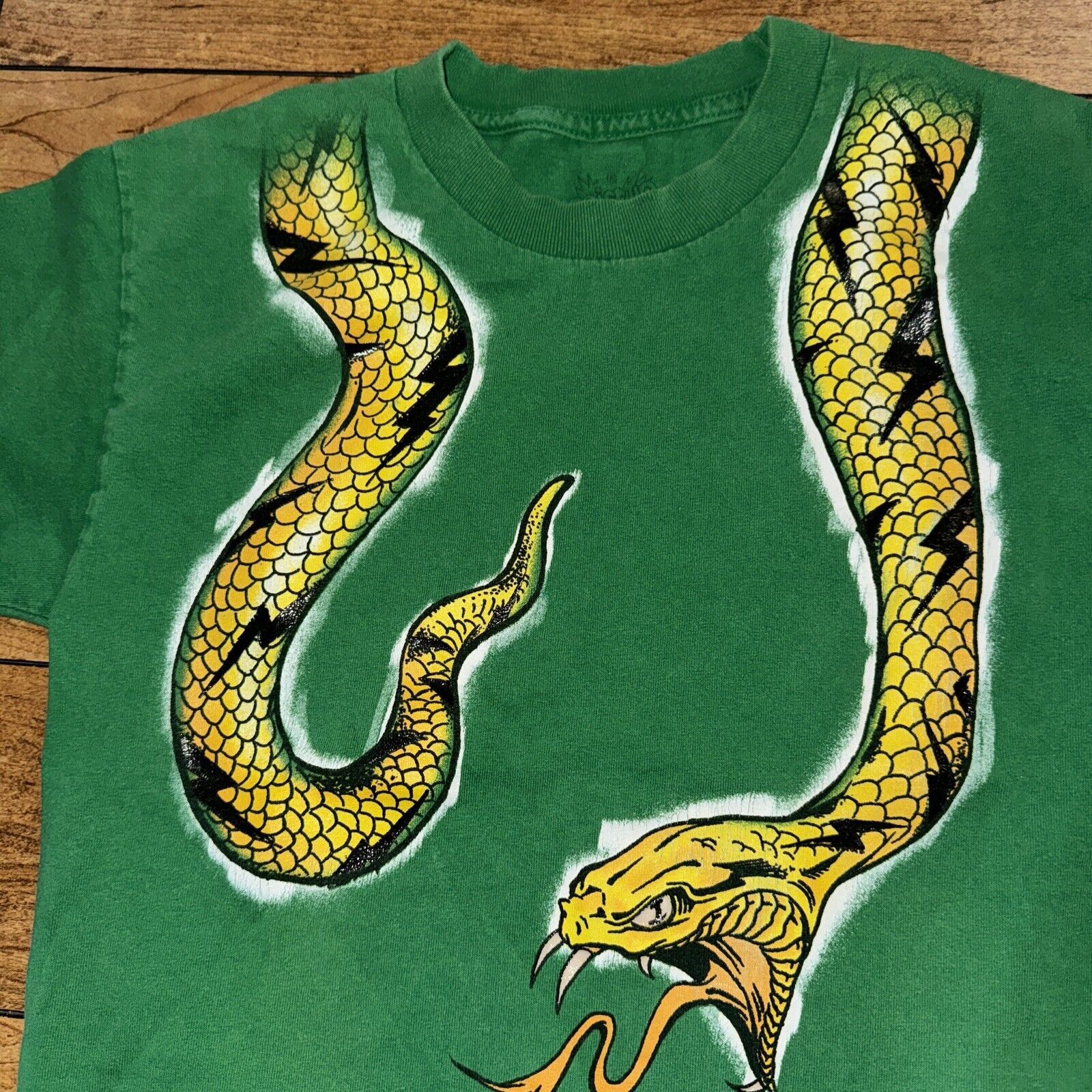 Band Tees × Japanese Brand × Vintage Viper Snake Wrap Around T-Shirt Small 17x22 Green Size S / US 4 / IT 40 - 2 Thumbnail