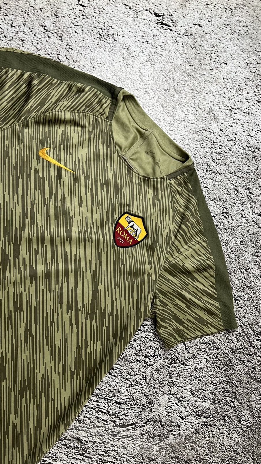 Nike Pre match nike AS Roma khaki camo design jersey Size US M / EU 48-50 / 2 - 2 Thumbnail
