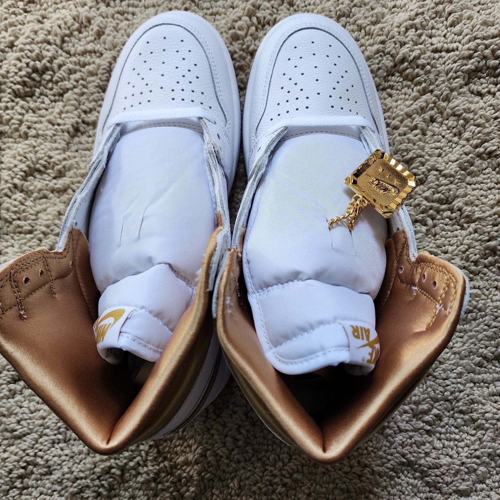 Jordan Brand Wmns Air Jordan 1 Retro OG High Metallic Gold Brand New Sz 8 Size US 8 / IT 38 - 5 Thumbnail