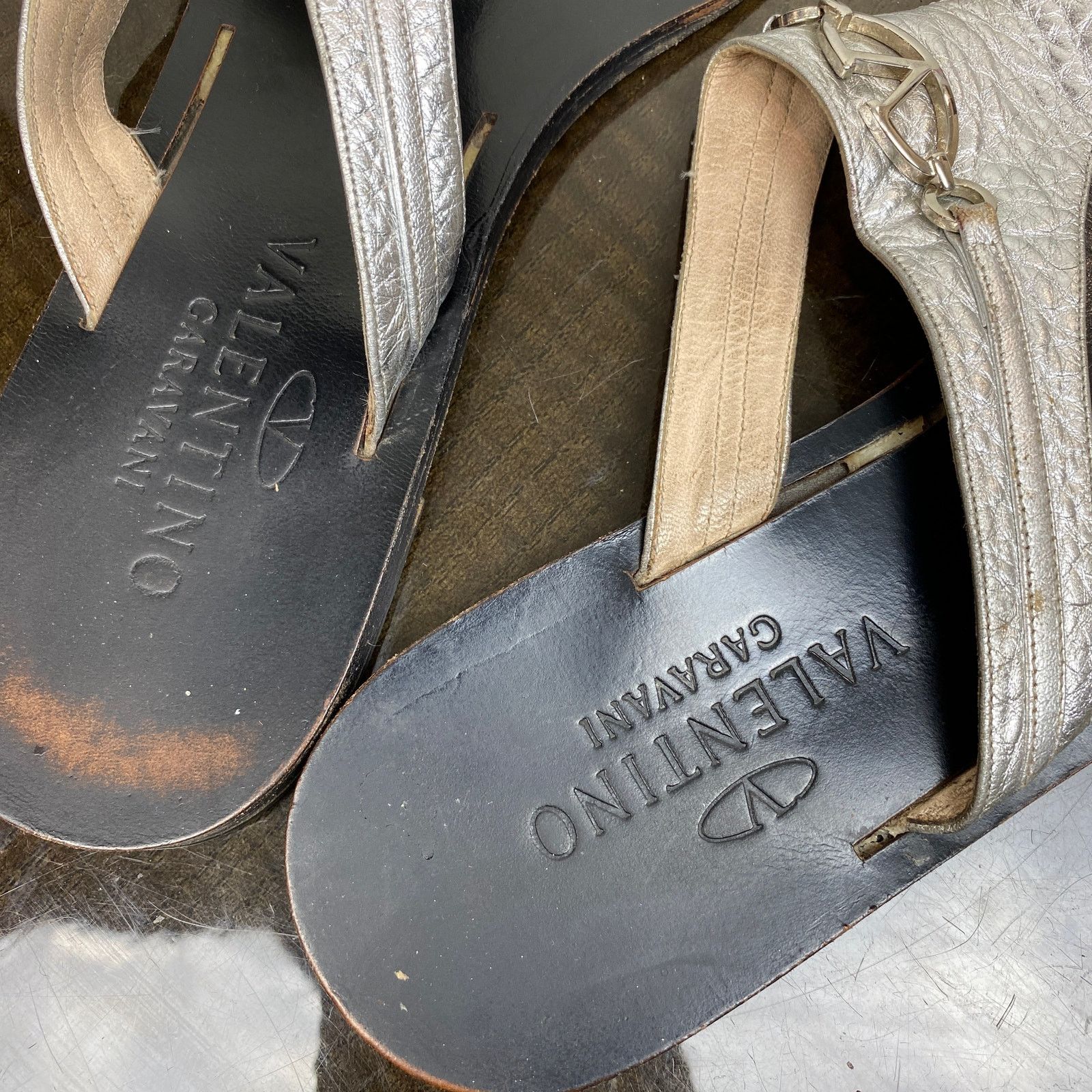 Valentino Valentino Garavani V Logo Leather Thong Sandals Women's 38.5 Size US 8.5 / IT 38.5 - 10 Thumbnail