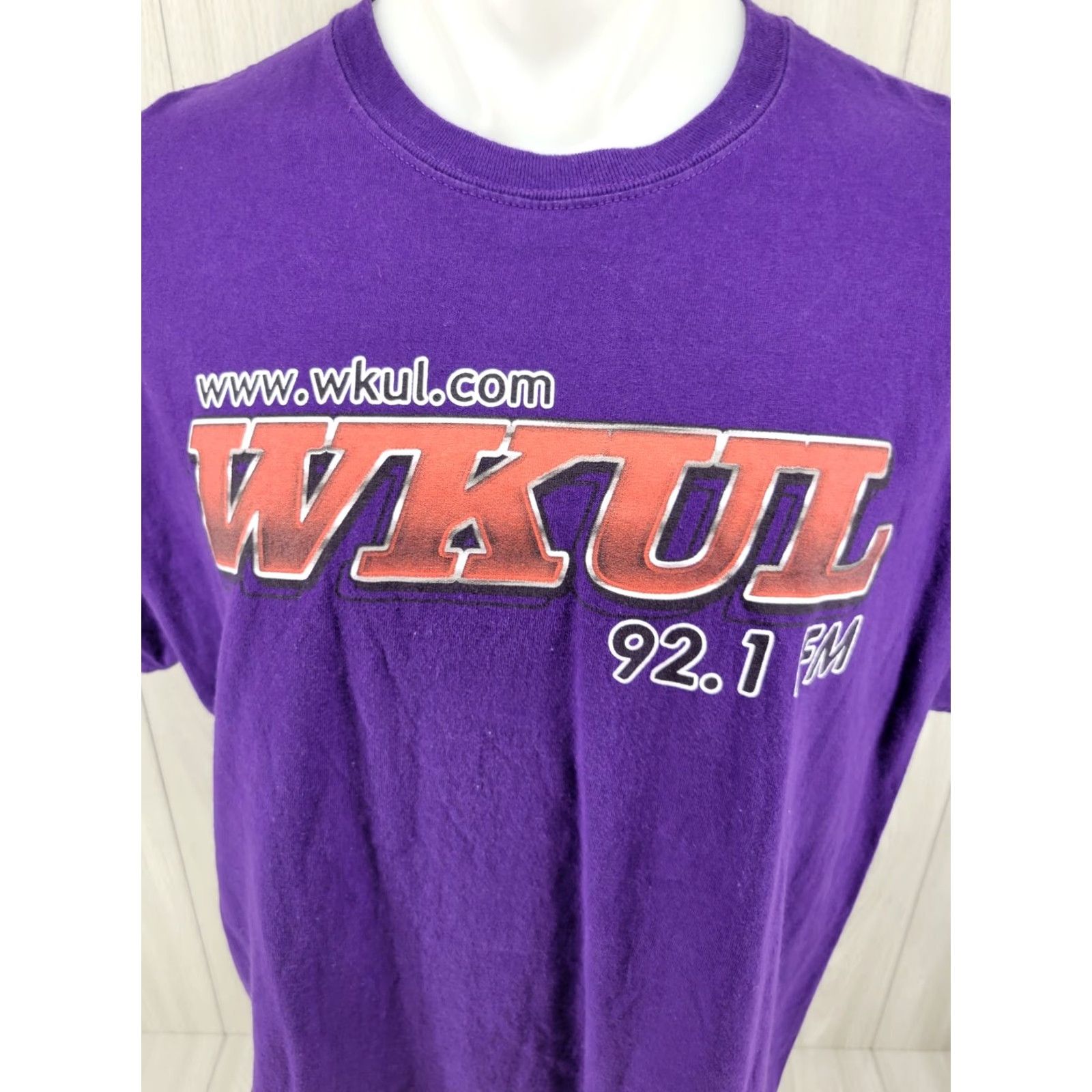Gildan VINTAGE WKUL 92.1 FM Mens Shirt Purple XL Gildan T-Shirt Short Sleeve Button? Size US XL / EU 56 / 4 - 2 Thumbnail