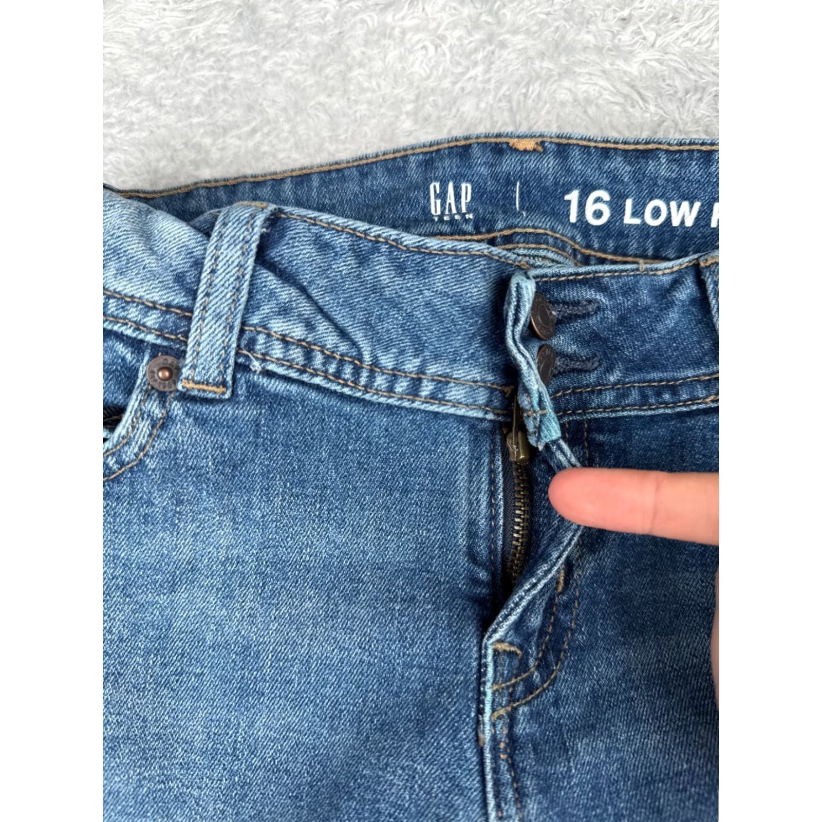 Gap Gap Jeans Girls 16 Blue Denim Bootcut 26x30 Regular Mid Rise Vintage-Adjacent Cotton Blend 5-Pocket Denim Jeans Womens Boys? Size 38" / US 16 / IT 52 - 5 Thumbnail