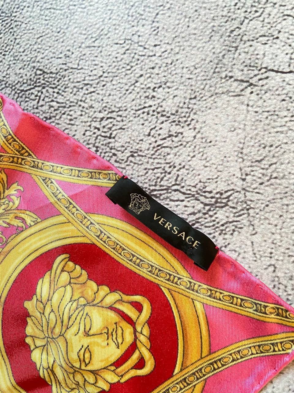 Versace Gianni Versace Bold Fuchsia & Gold „House Of Versace“ Silk Size ONE SIZE - 6 Thumbnail
