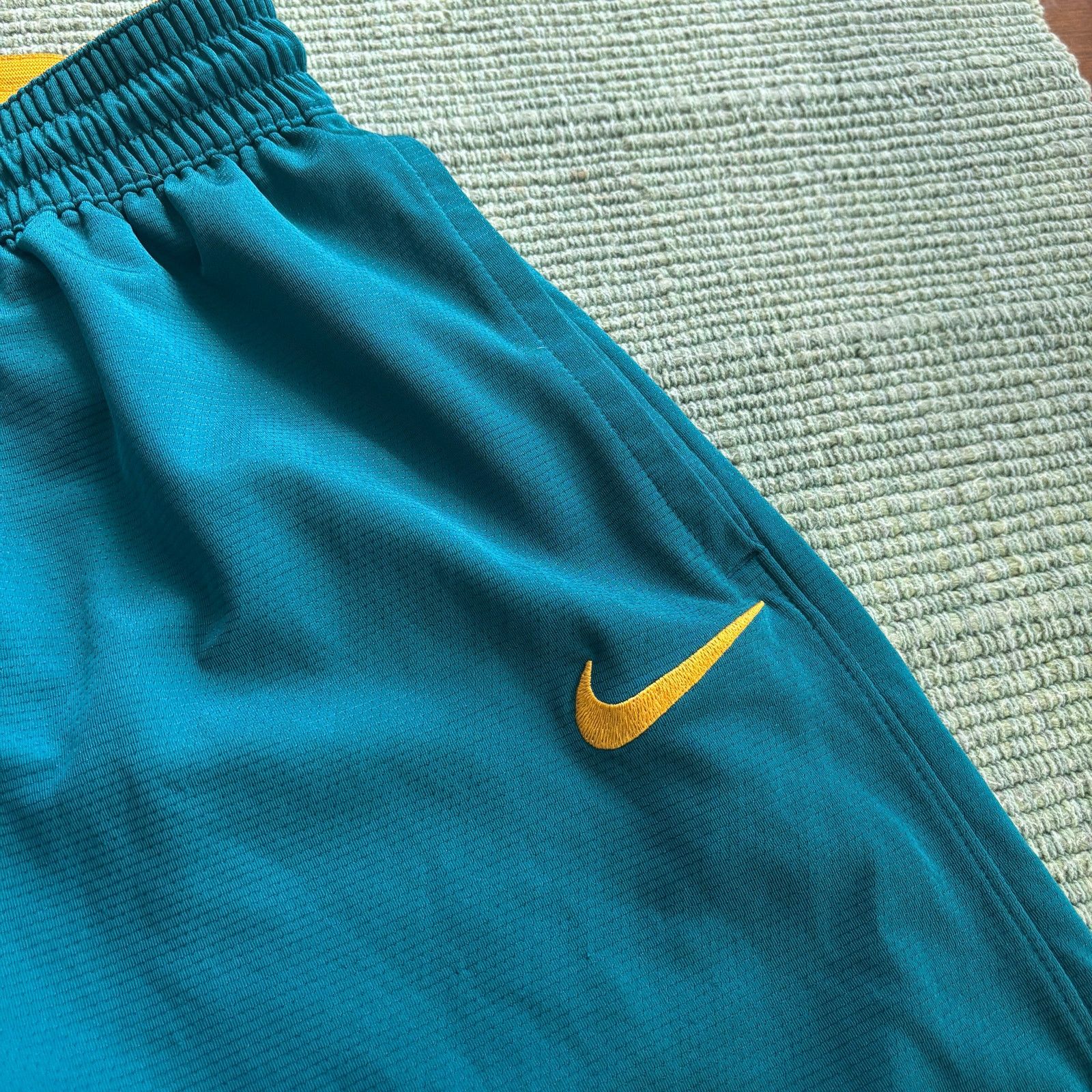 Nike Nike DriFit Blue/Yellow Two Tone Athletic Shorts Sz S Size US 30 / EU 46 - 2 Thumbnail