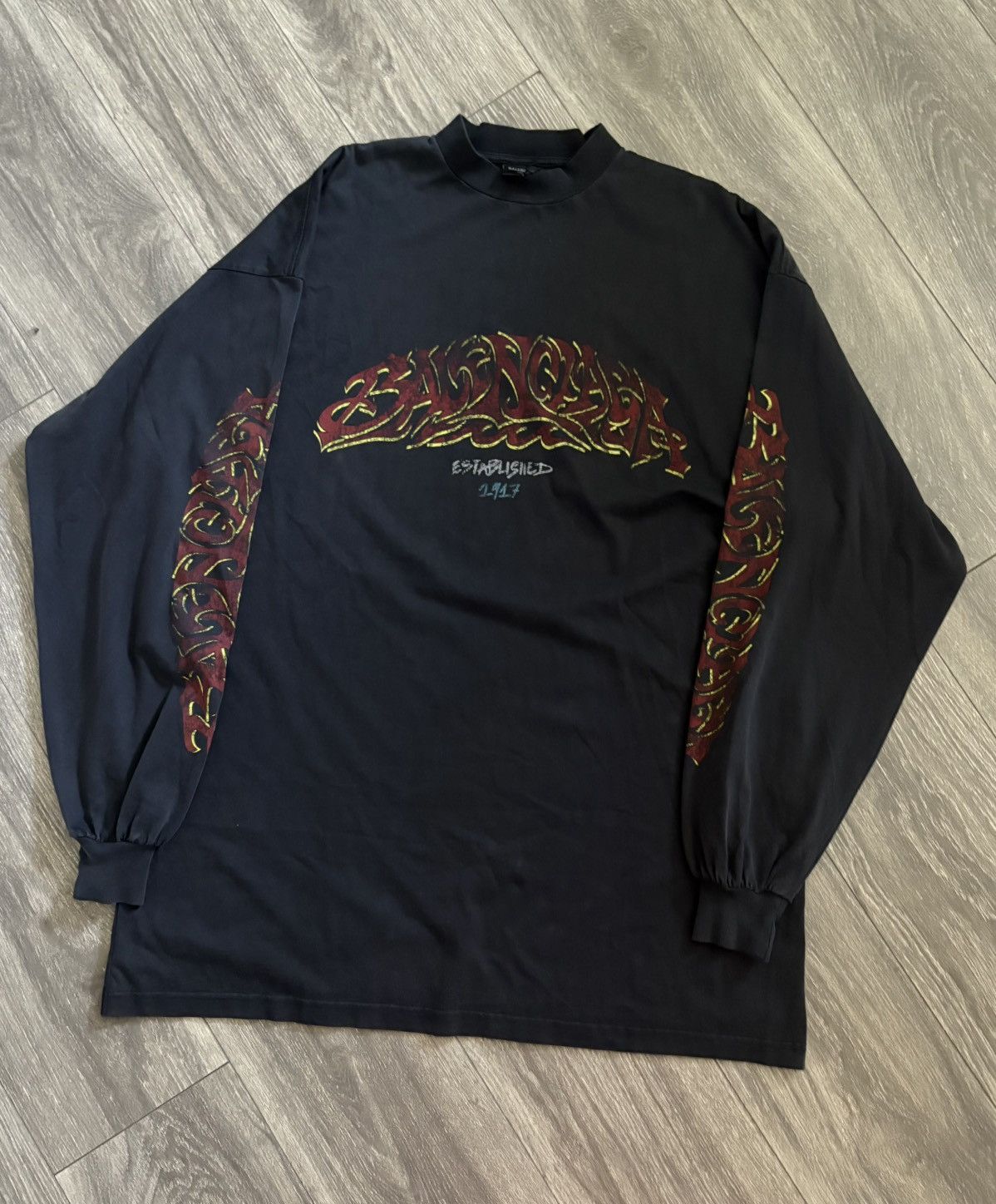 人気★関税込【BALENCIAGA】 OFFSHORE VINTAGE LONGSLEEVE TEE Balenciaga Offshore Long Sleeve Oversized T-Shirt | Saks