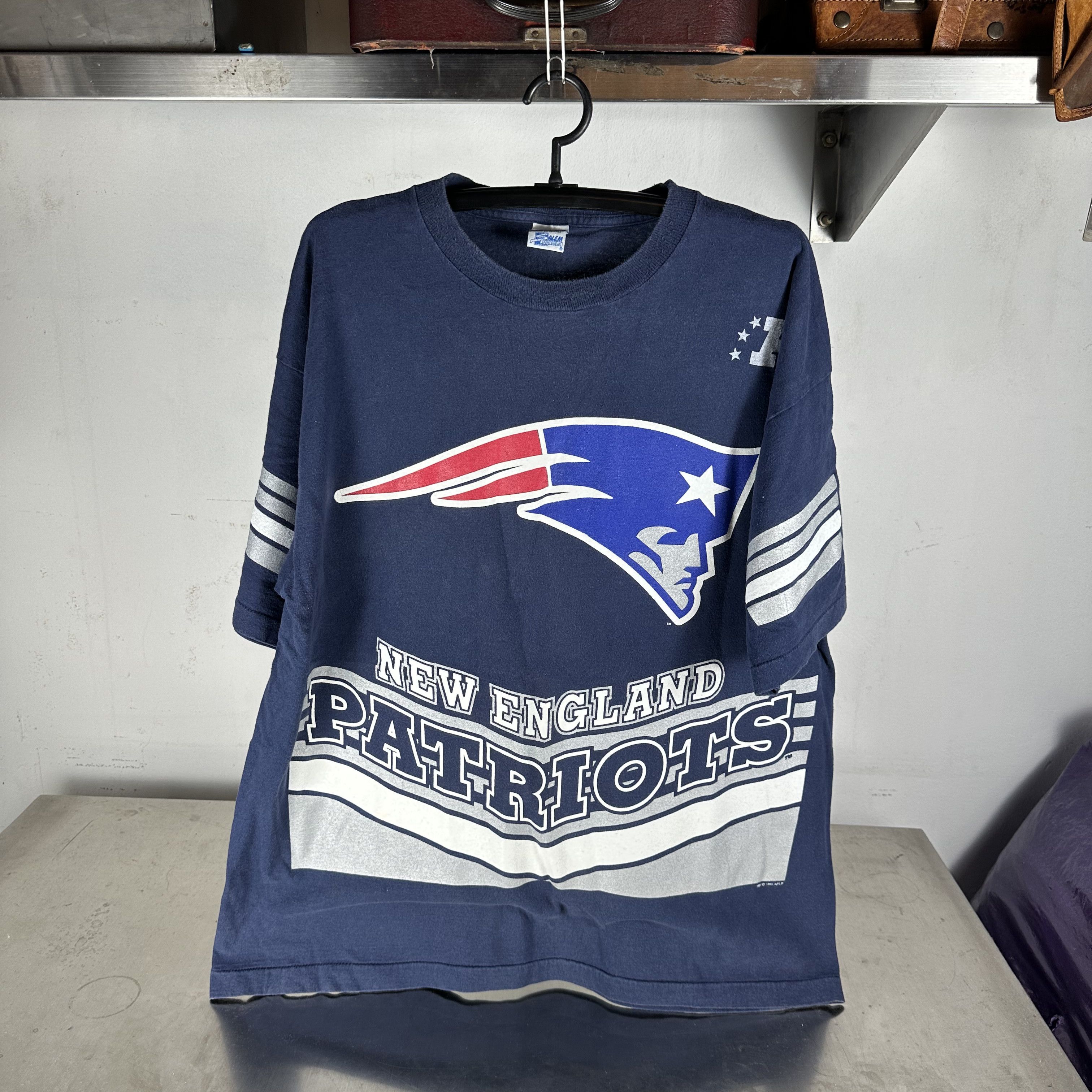 Vintage Vintage 90s New England Patriots NFL AOP Salem T-shirt Size US XXL / EU 58 / 5 - 1 Thumbnail
