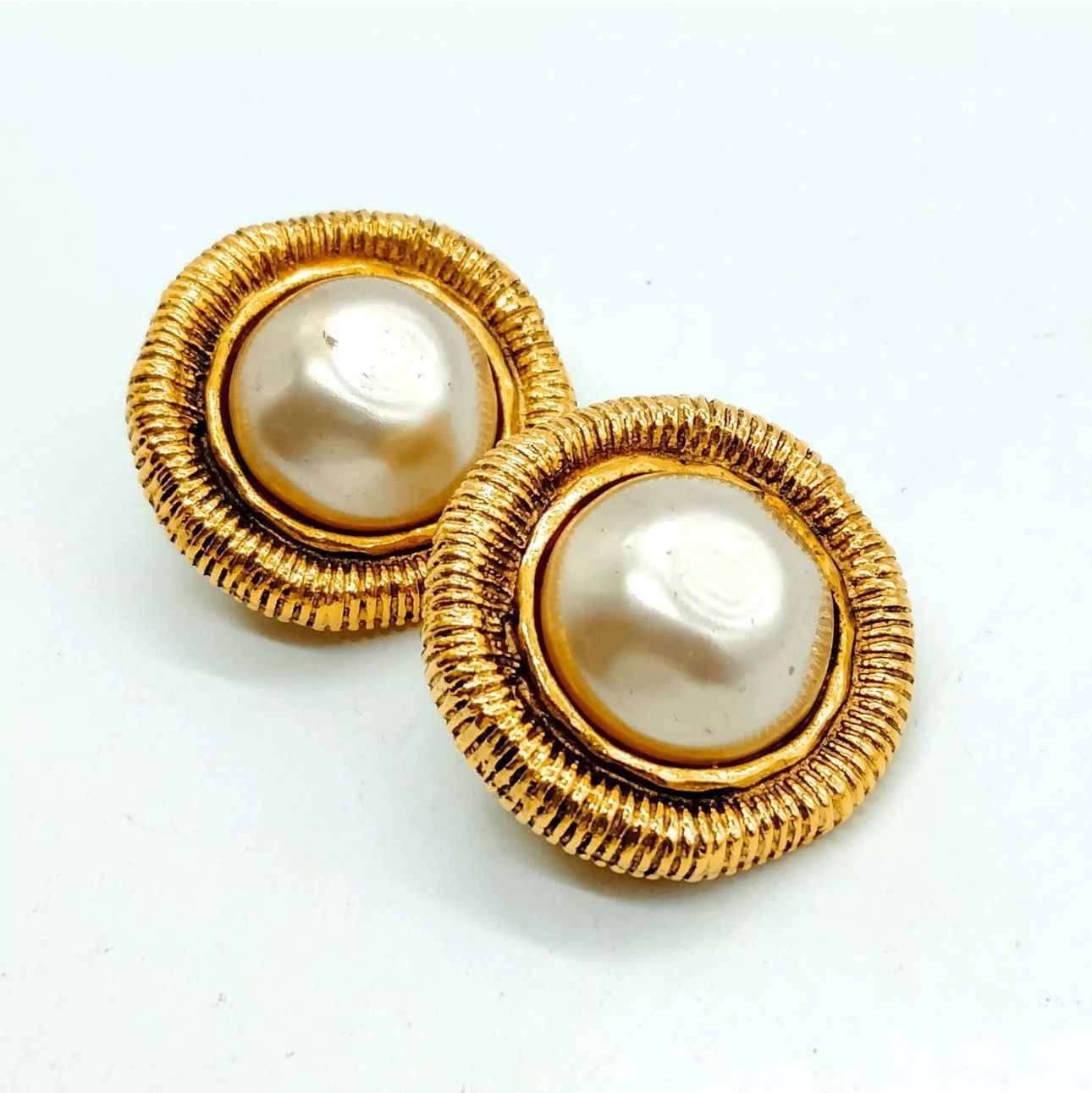 Chanel Chanel Earring Gold Whites Luxury Brand in Mint Condition Size ONE SIZE - 1 Thumbnail