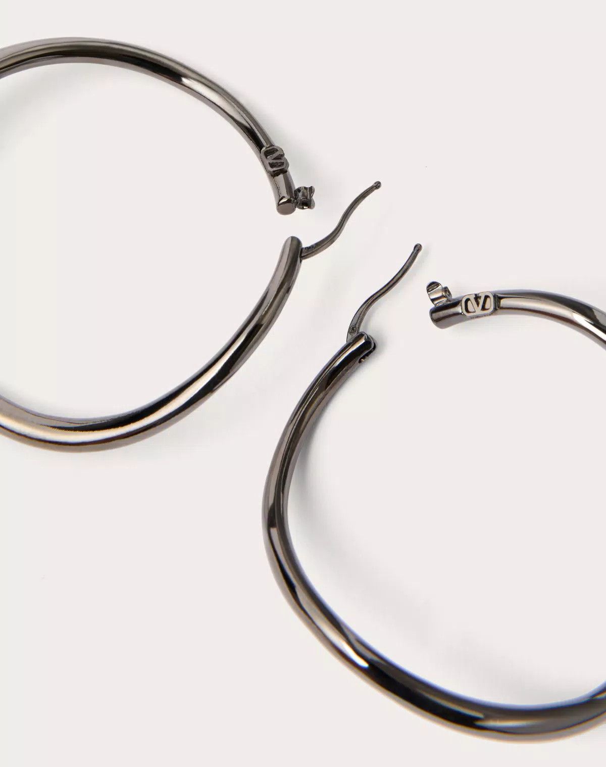 Valentino oc11z0725 Size:OS/Shadowshine Metal Earrings in Black Size ONE SIZE - 4 Thumbnail