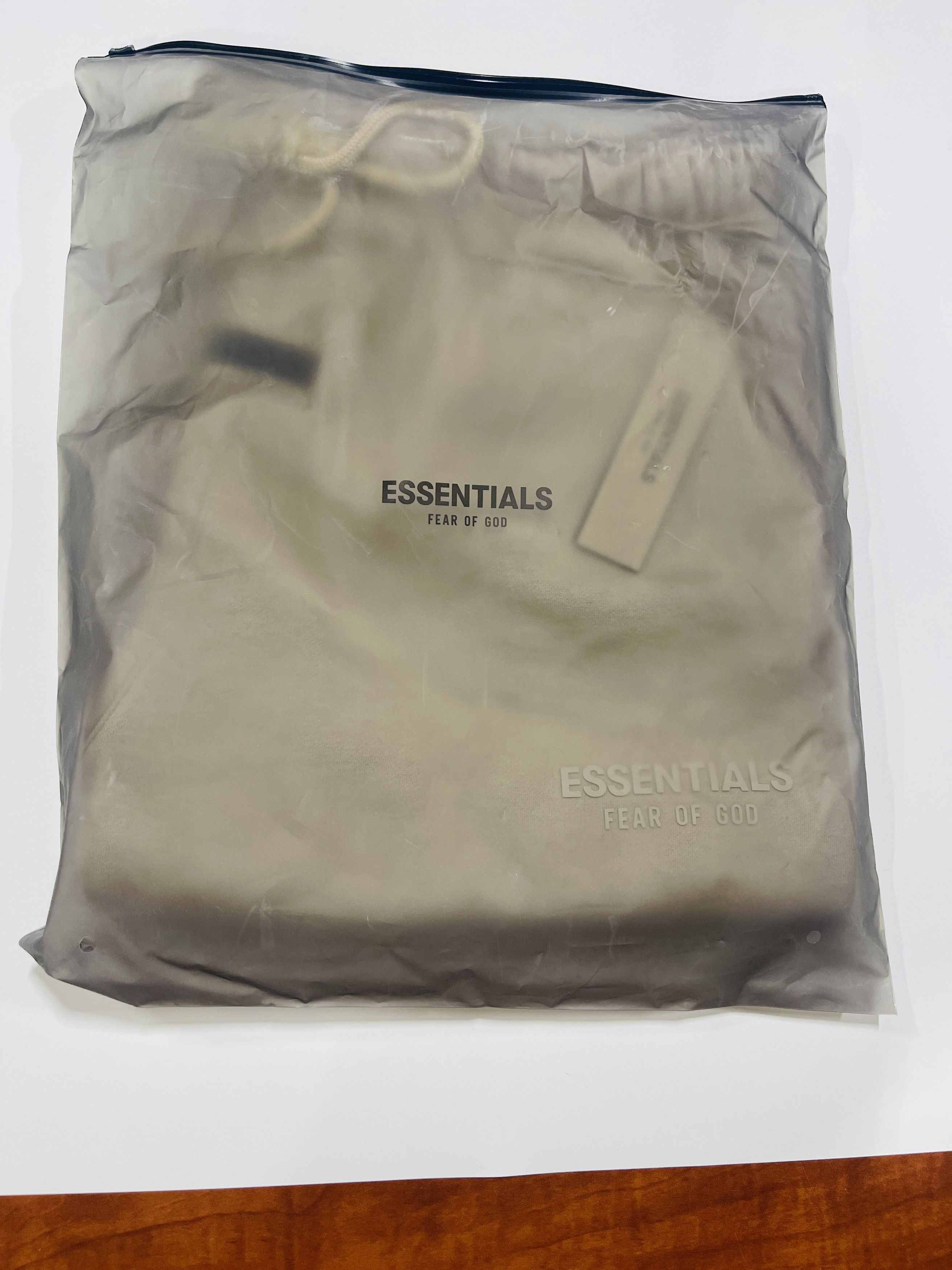 FOG × Fear of God Fear of God Essentials Sweatshort Silver Cloud Size XS Size US 30 / EU 46 - 3 Thumbnail