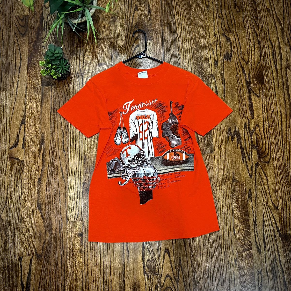 Nutmeg 90’s VTG TENNESSEE FOOTBALL NUTMEG TEE Size US L / EU 52-54 / 3 - 1 Thumbnail