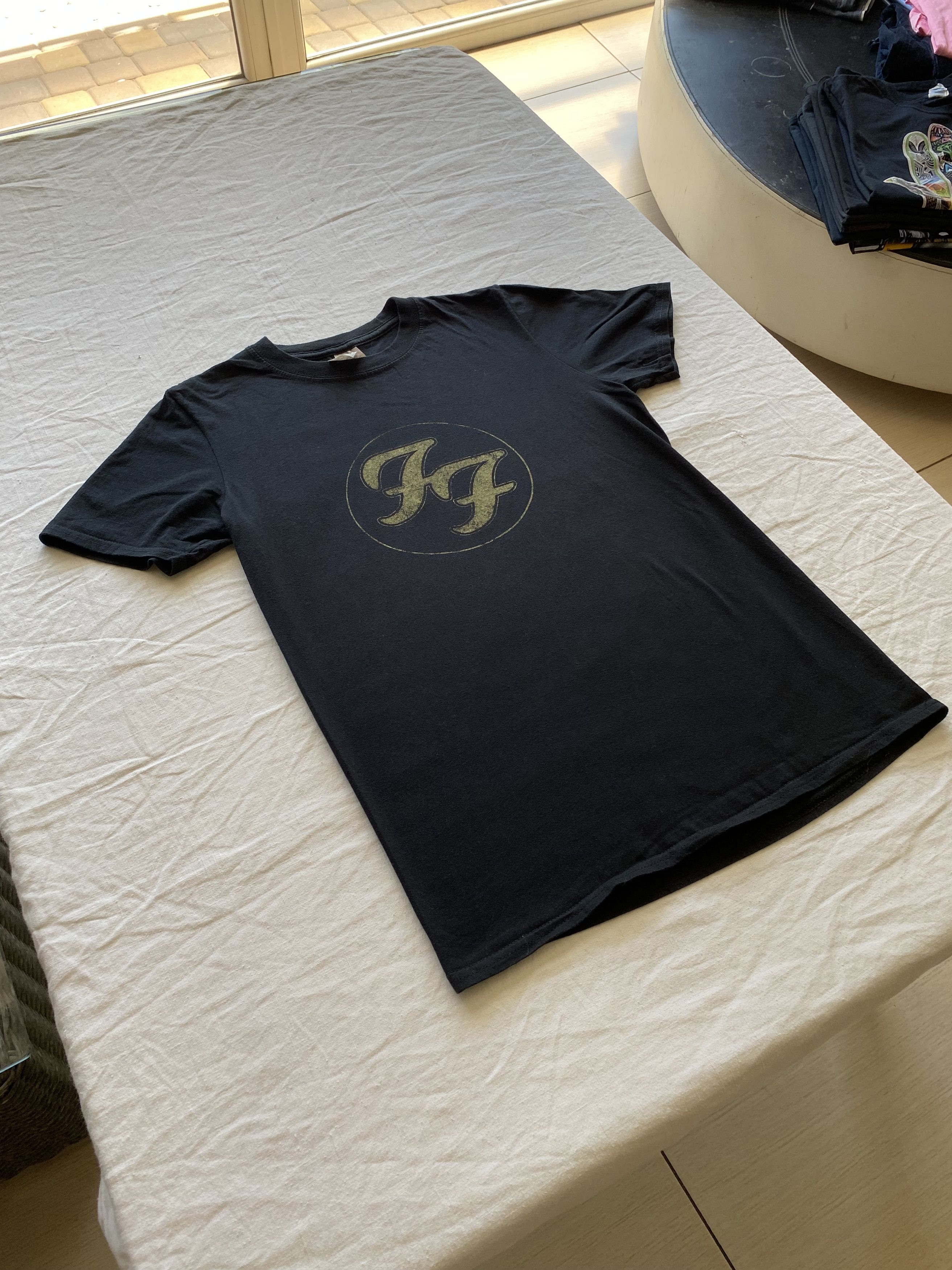 Band Tees Vintage 2000s Foo Fighters Greatest Hits T-shirt Size US S / EU 44-46 / 1 - 13 Thumbnail