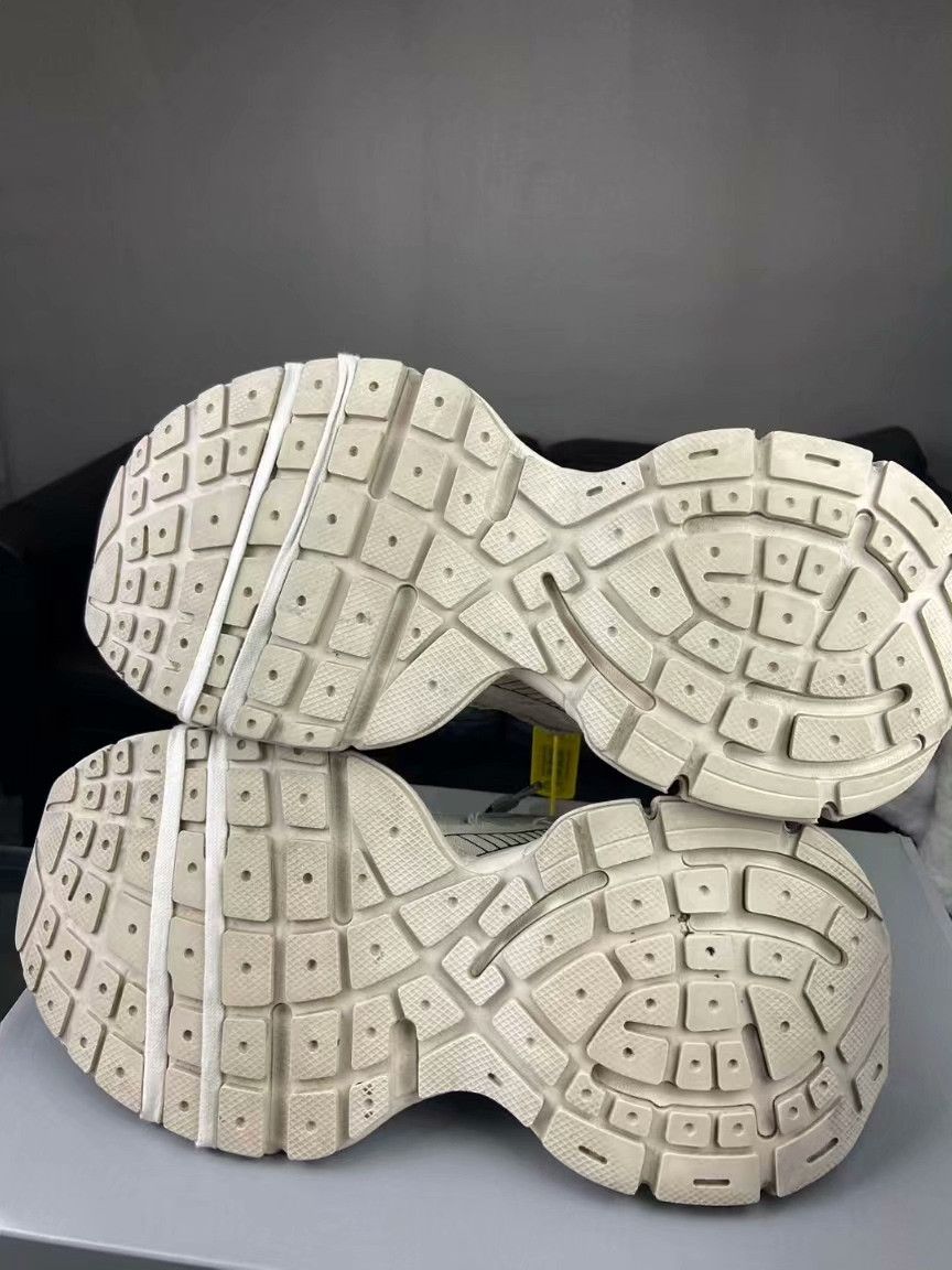 Balenciaga Balenciaga White Lowtop Sneakers 10.5 Men Size US 10.5 / EU 43-44 - 1 Thumbnail