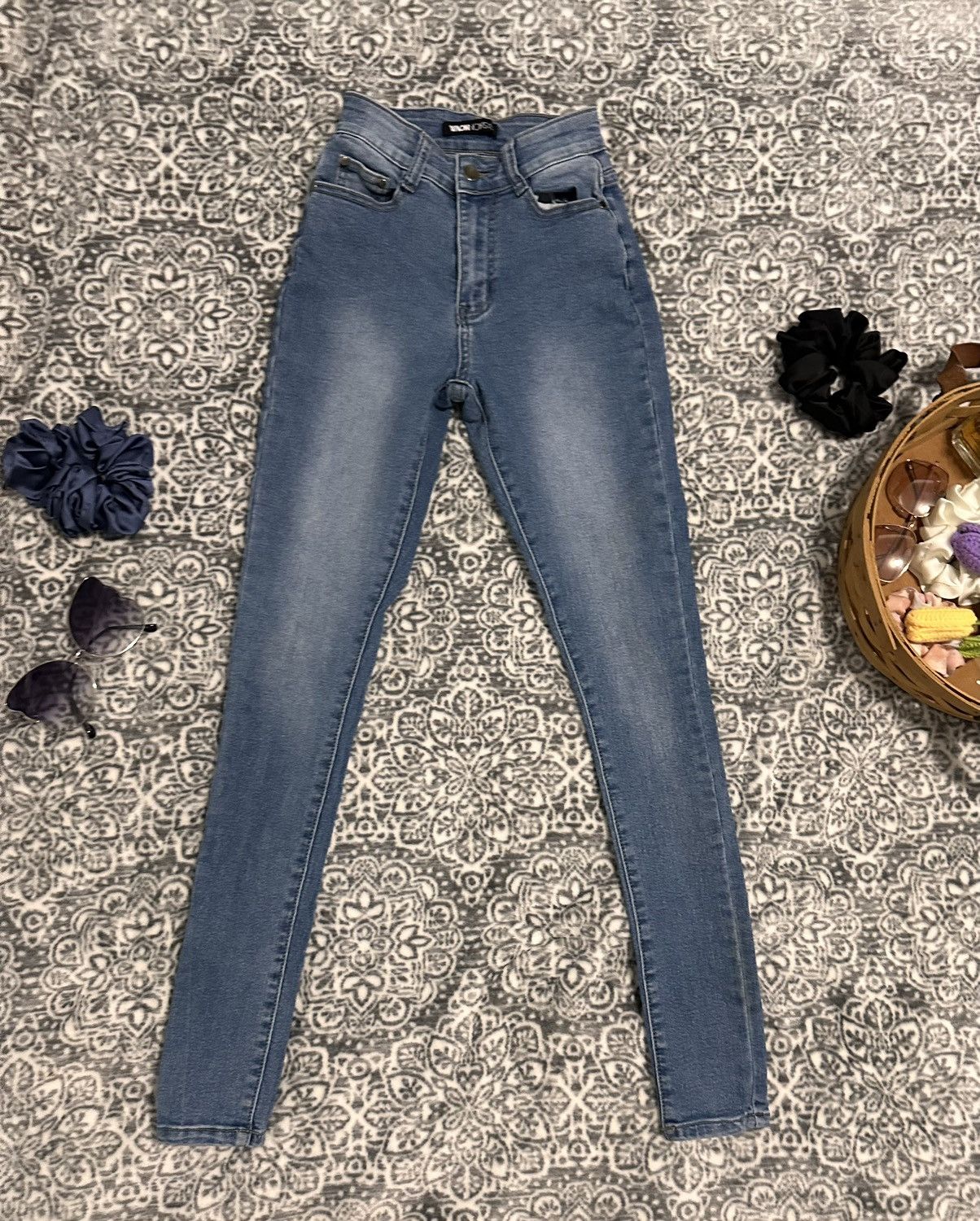 Fashion Nova Fashion Nova Jeans Medium Wash Size 1/2 Size 26" / US 2 / IT 38 - 4 Thumbnail
